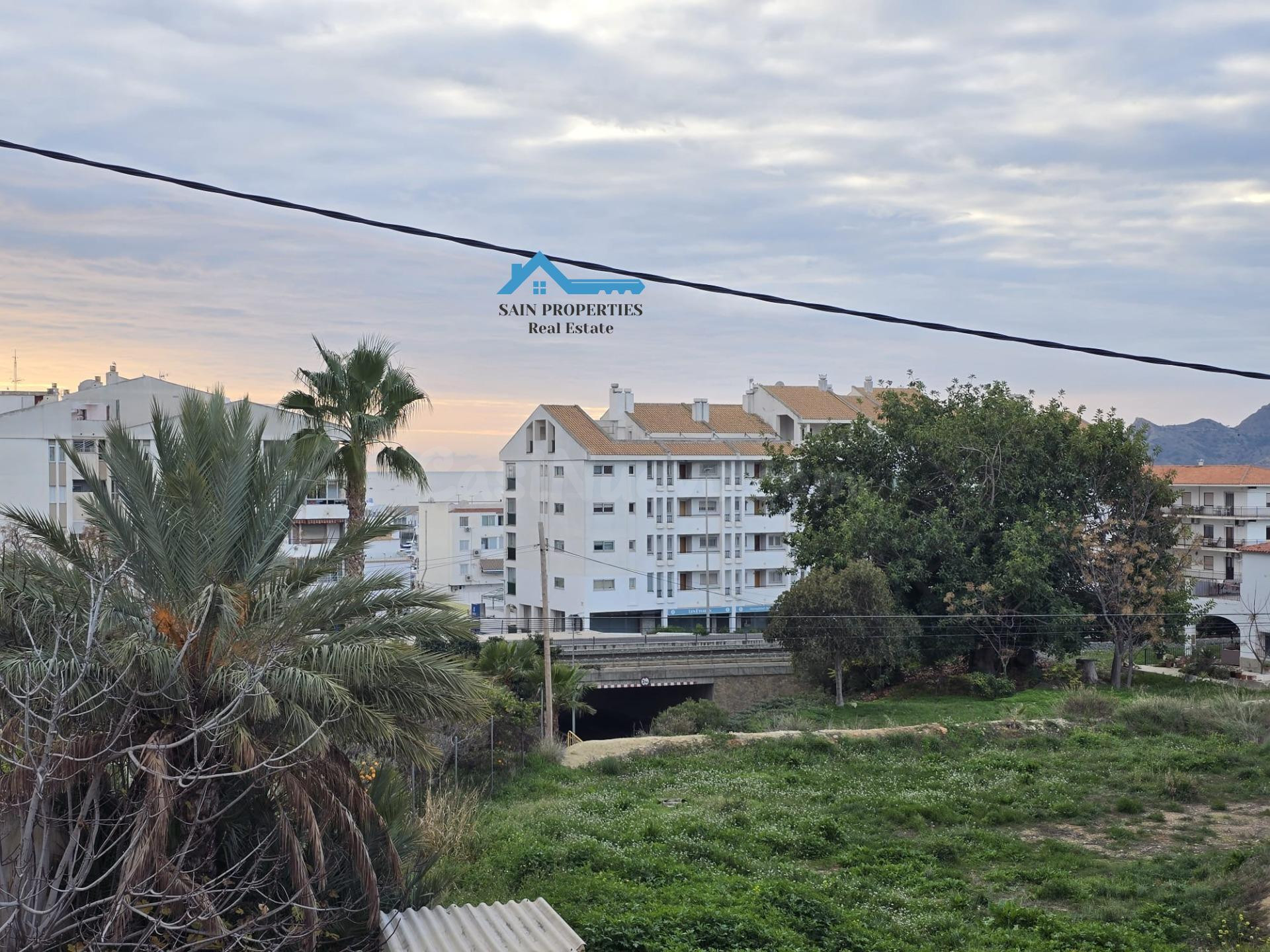 Nave industrial totalmente equipada con altillos, cabinas de pintado y despacho en Altea