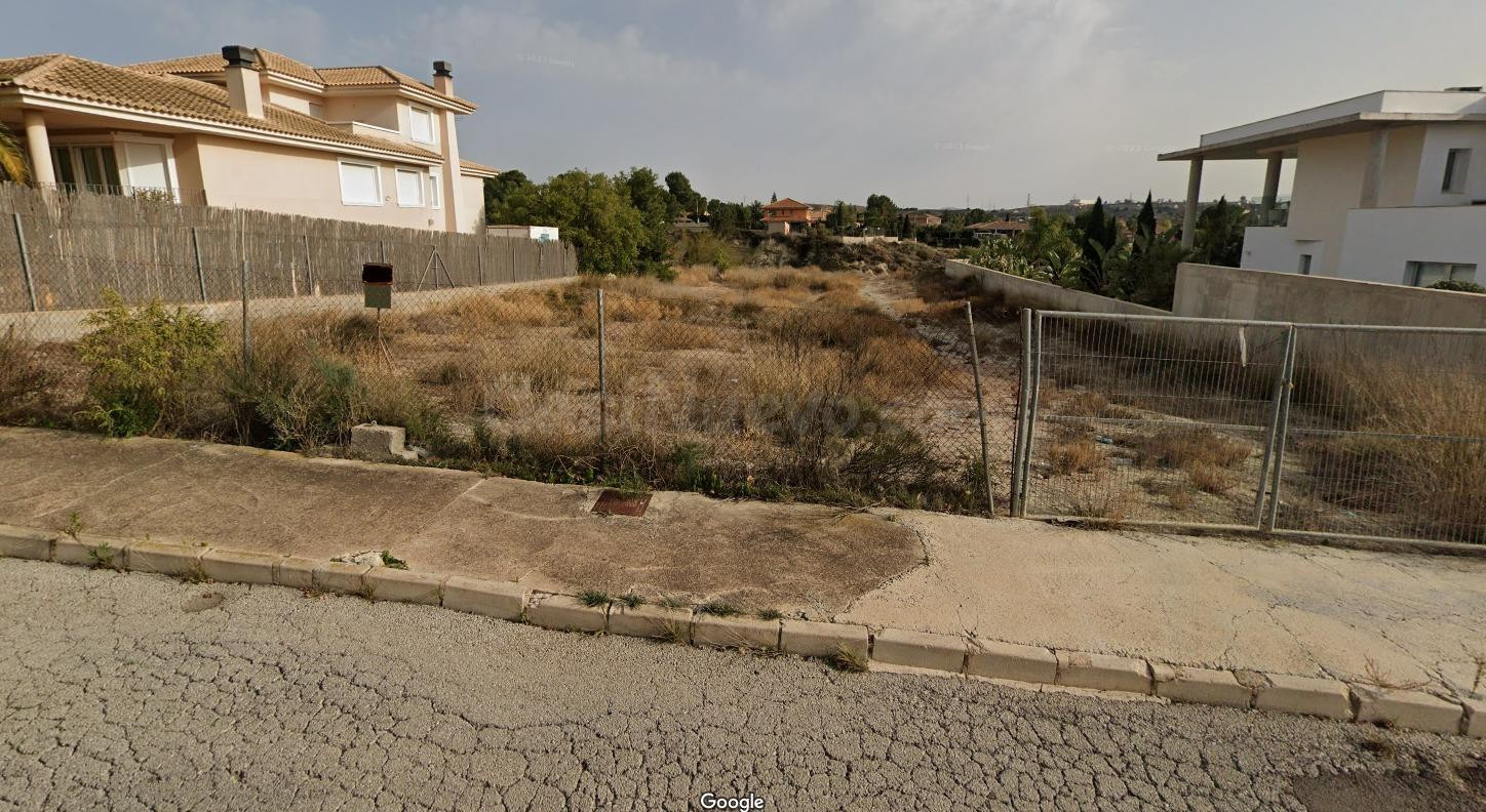 ¡MAGNÍFICA PARCELA URBANA EN EL CHORRICO! - foto 2