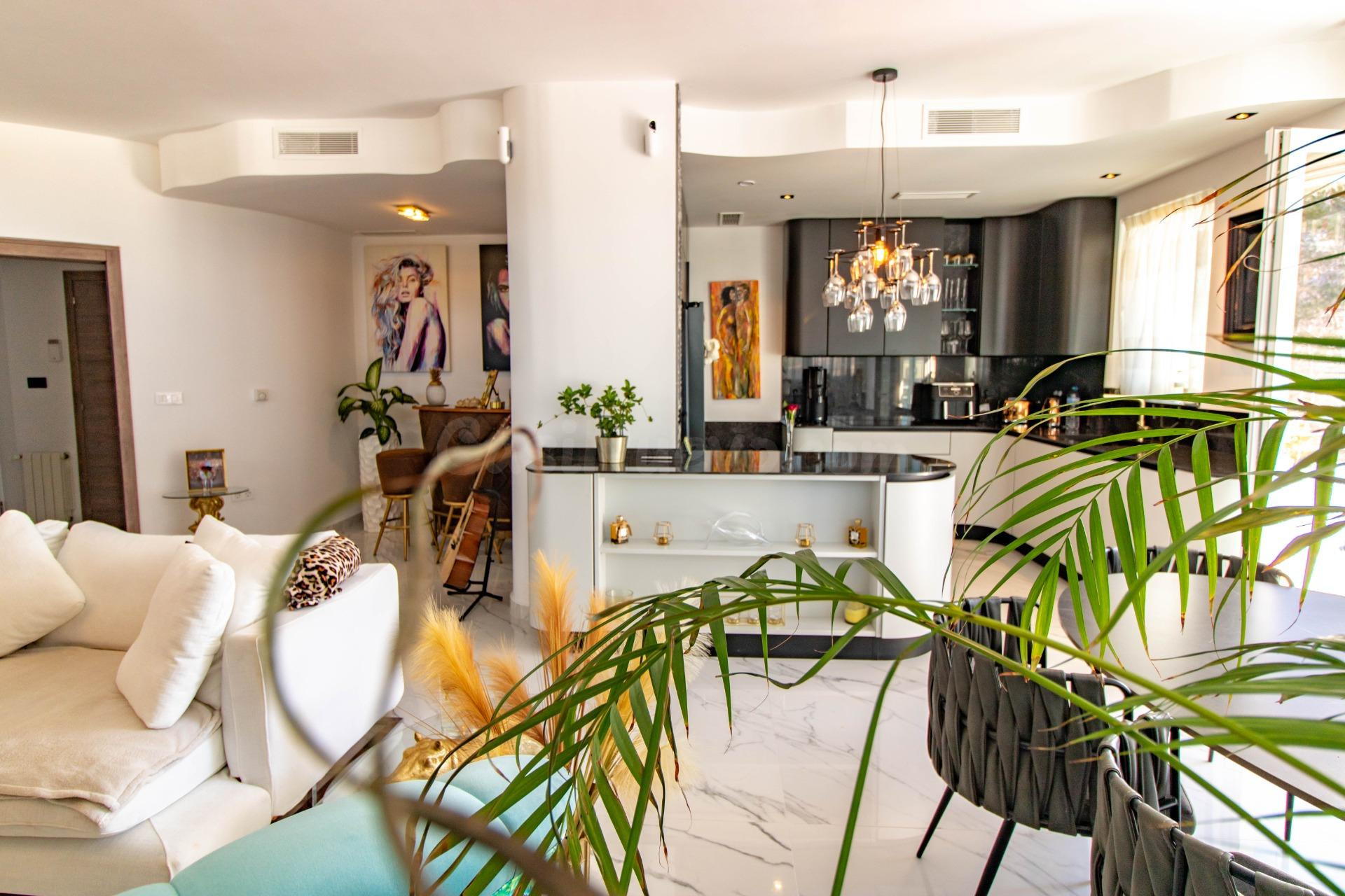 "Villa de Lujo de Estilo Moderno con Piscina Propia en la Zo - foto 2