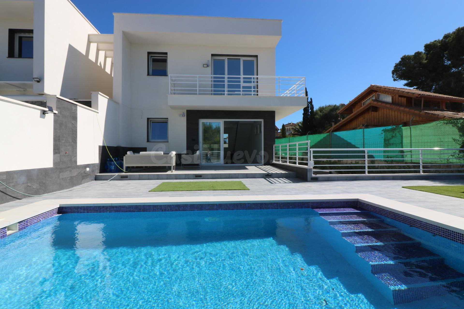 "Villa de Lujo de Estilo Moderno con Piscina Propia en la Zo - foto 2