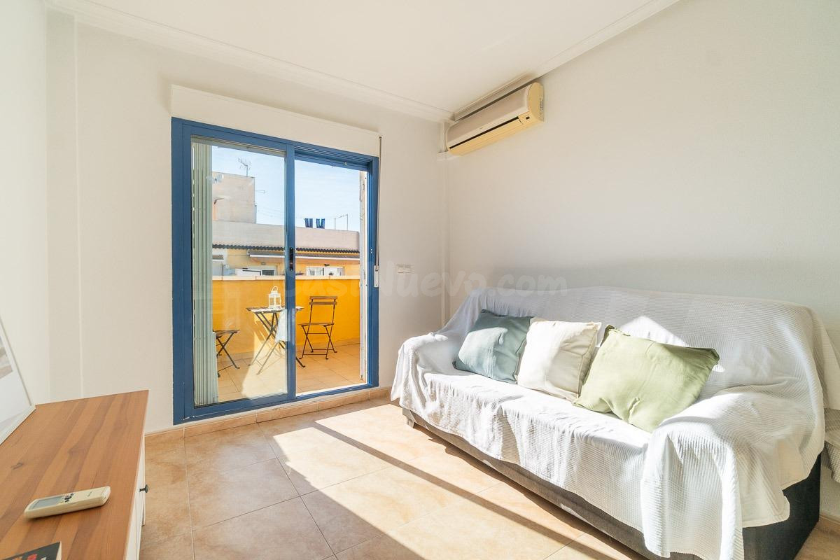 Confort y amplitud en el centro de Torrevieja: ático con sol
