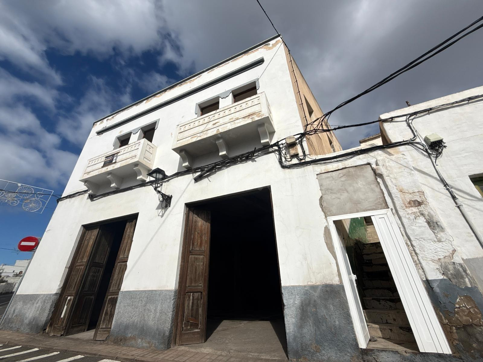 EDIFICIO A REFORMAR CON DOBLE FACHADA EN EL CENTRO DE AGAETE