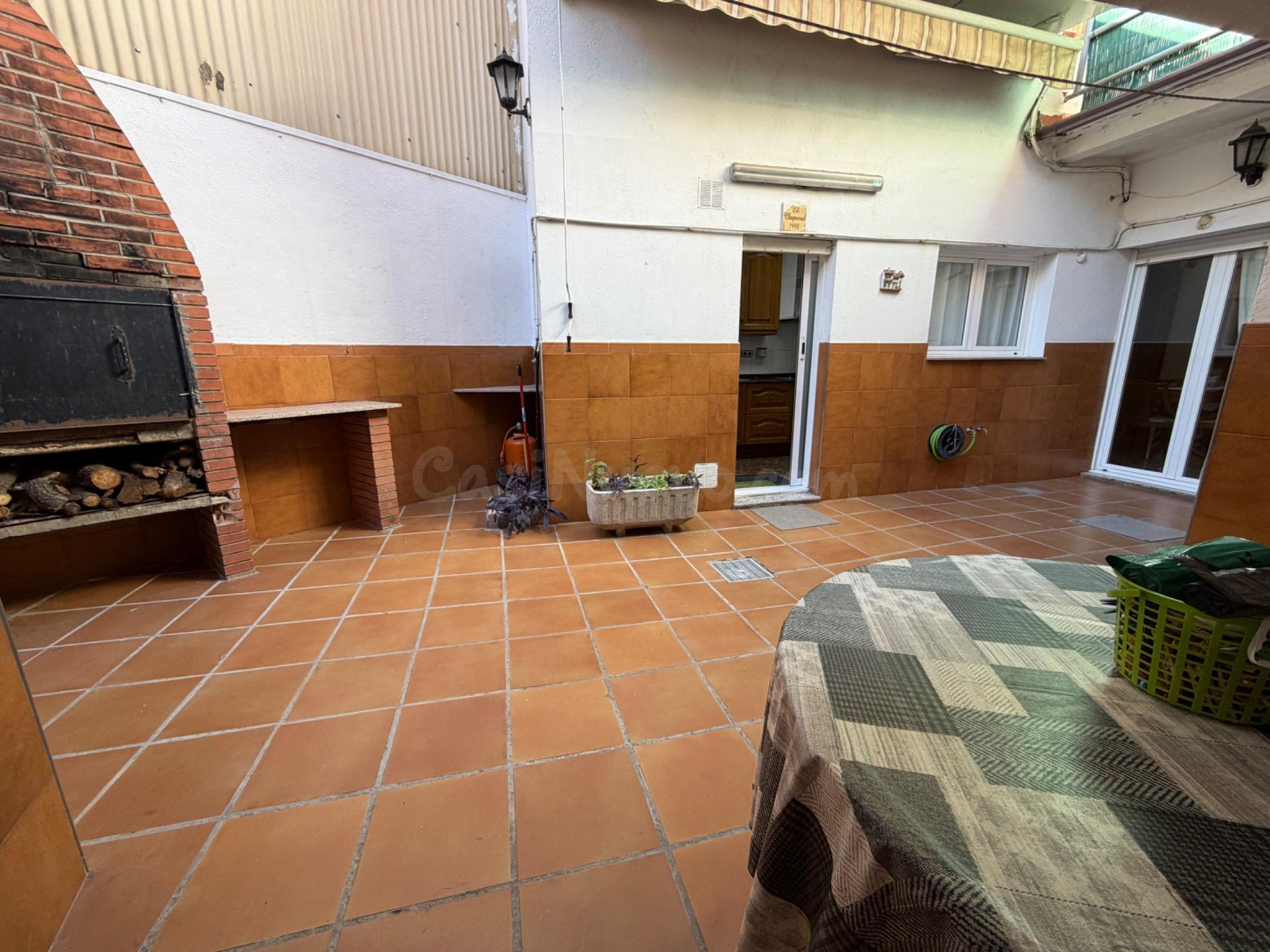 CASA ADOSADA DE 2 TERRAZAS, 1 PATIO Y 6 habitaciones EN CAN 