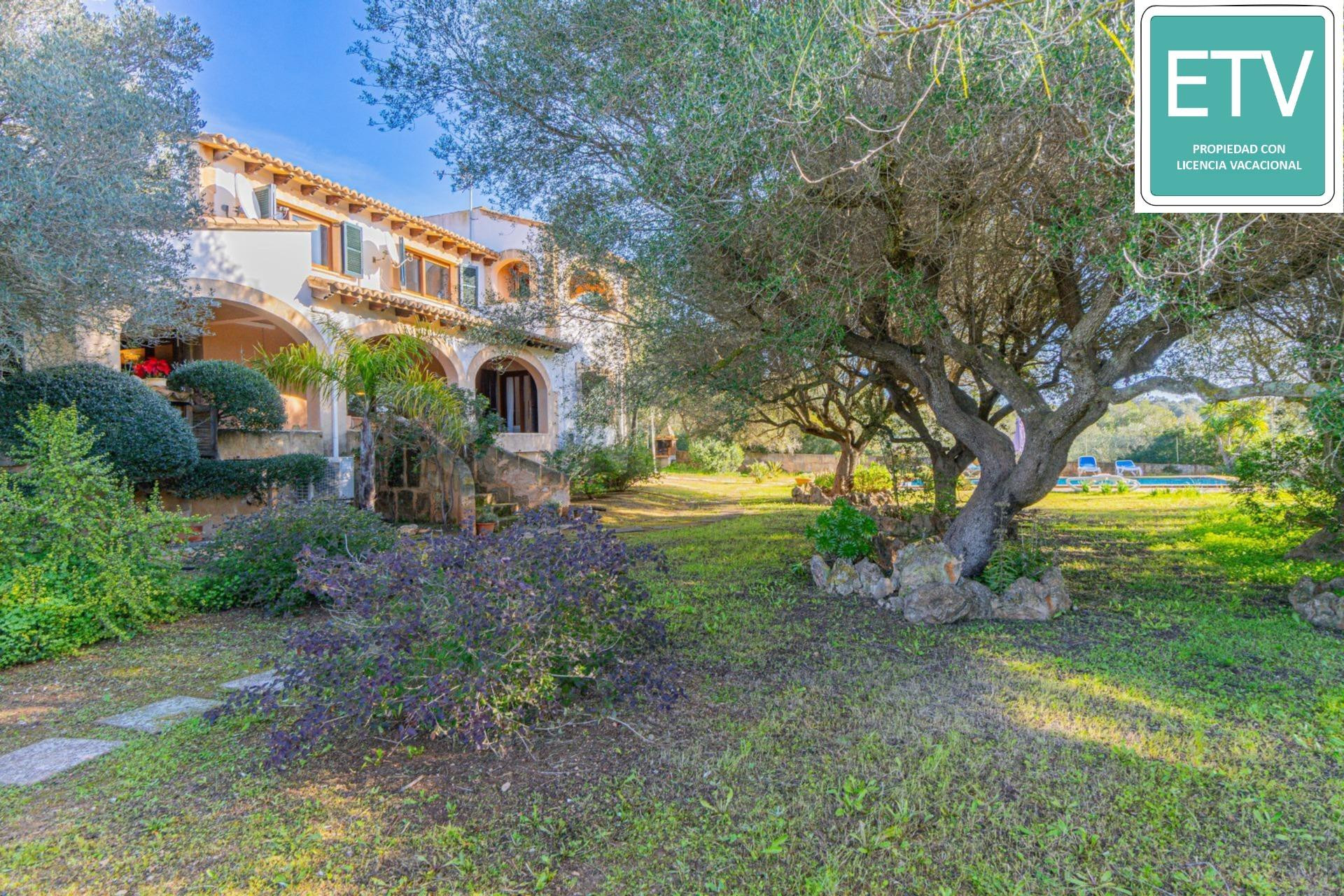 Exclusiva vivienda mediterránea con piscina, vistas al bosqu