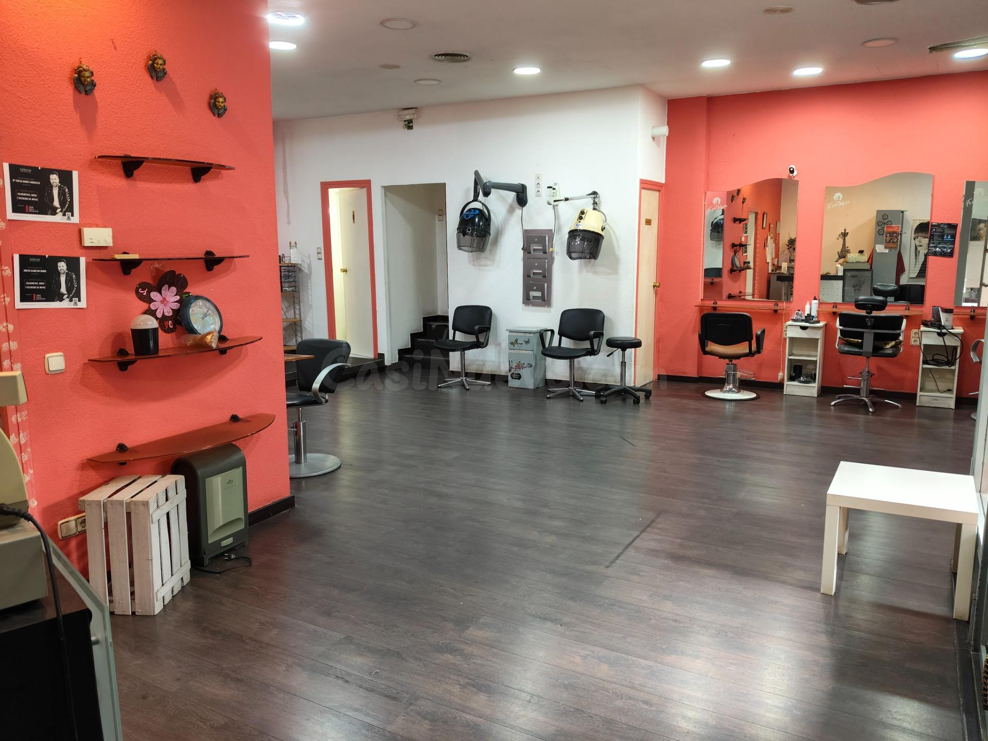 Se vende local en calle Lorenzo Pardo