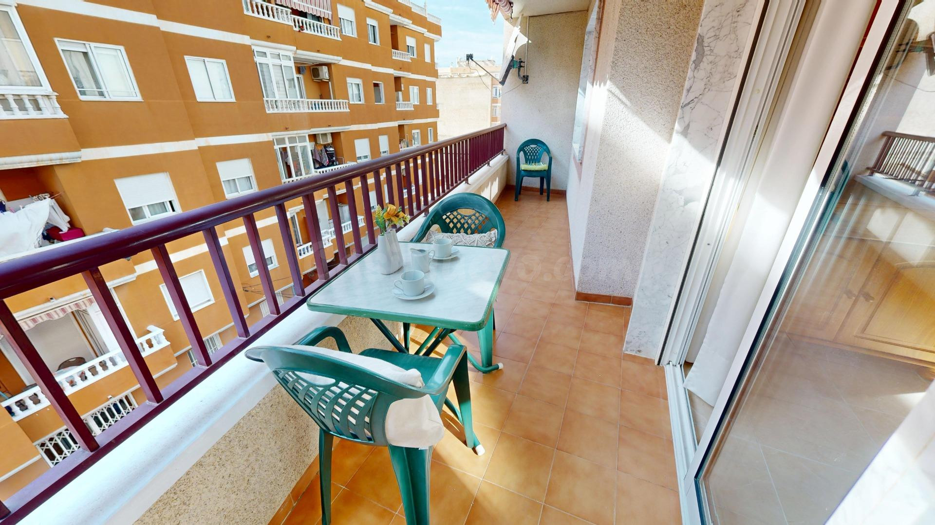 Piso con encanto en Torrevieja, a solo 7 min de las playas y piscinas naturales - foto 3