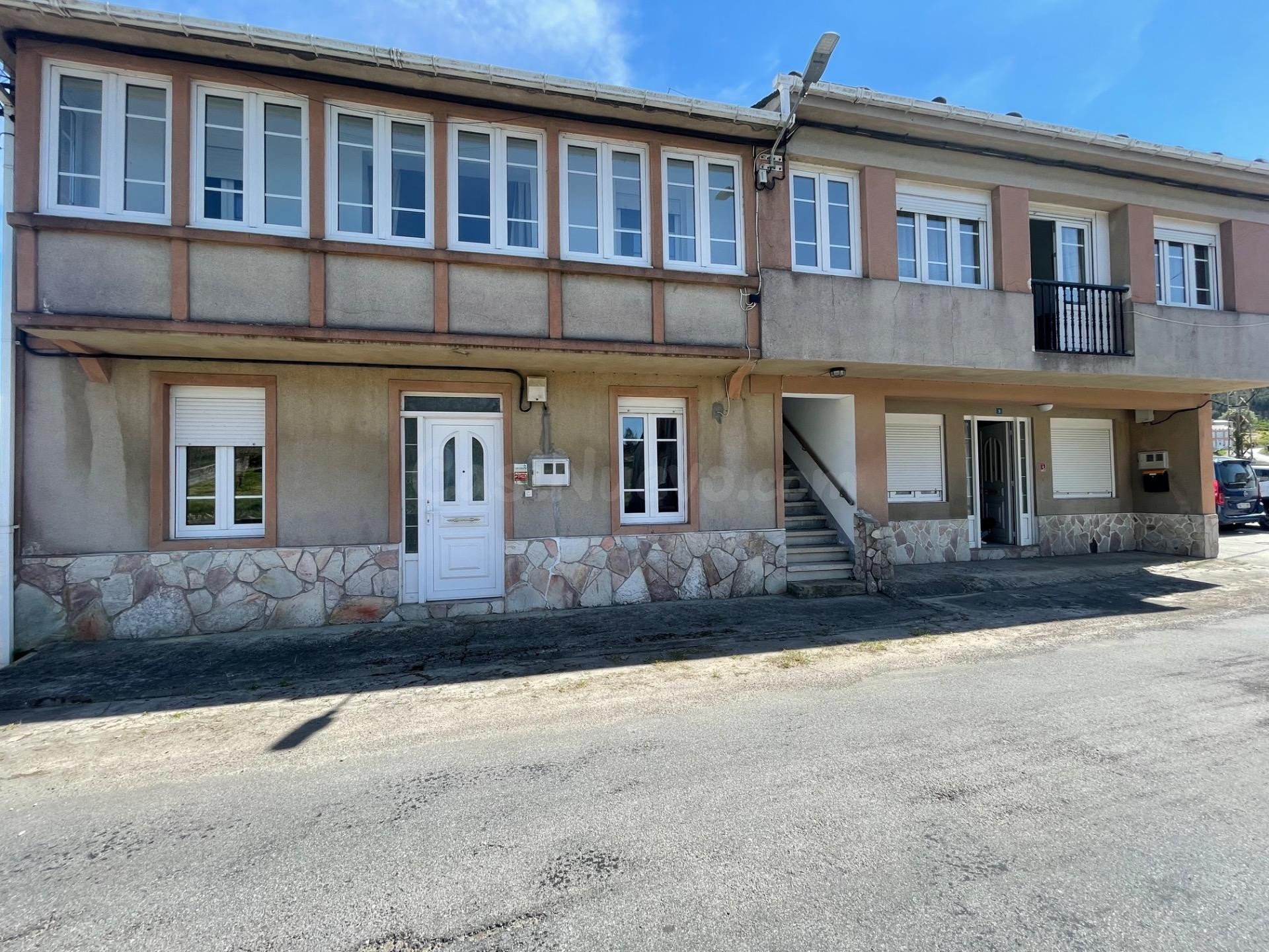 Edificio de apartamentos y finca urbana en playa de Esteiro - foto 2