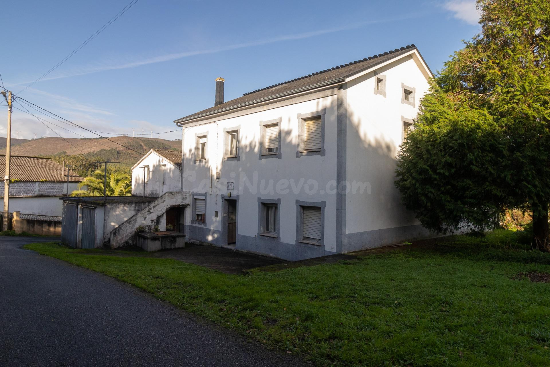 Encanto rural junto al mar: casa de campo con finca en Cordi