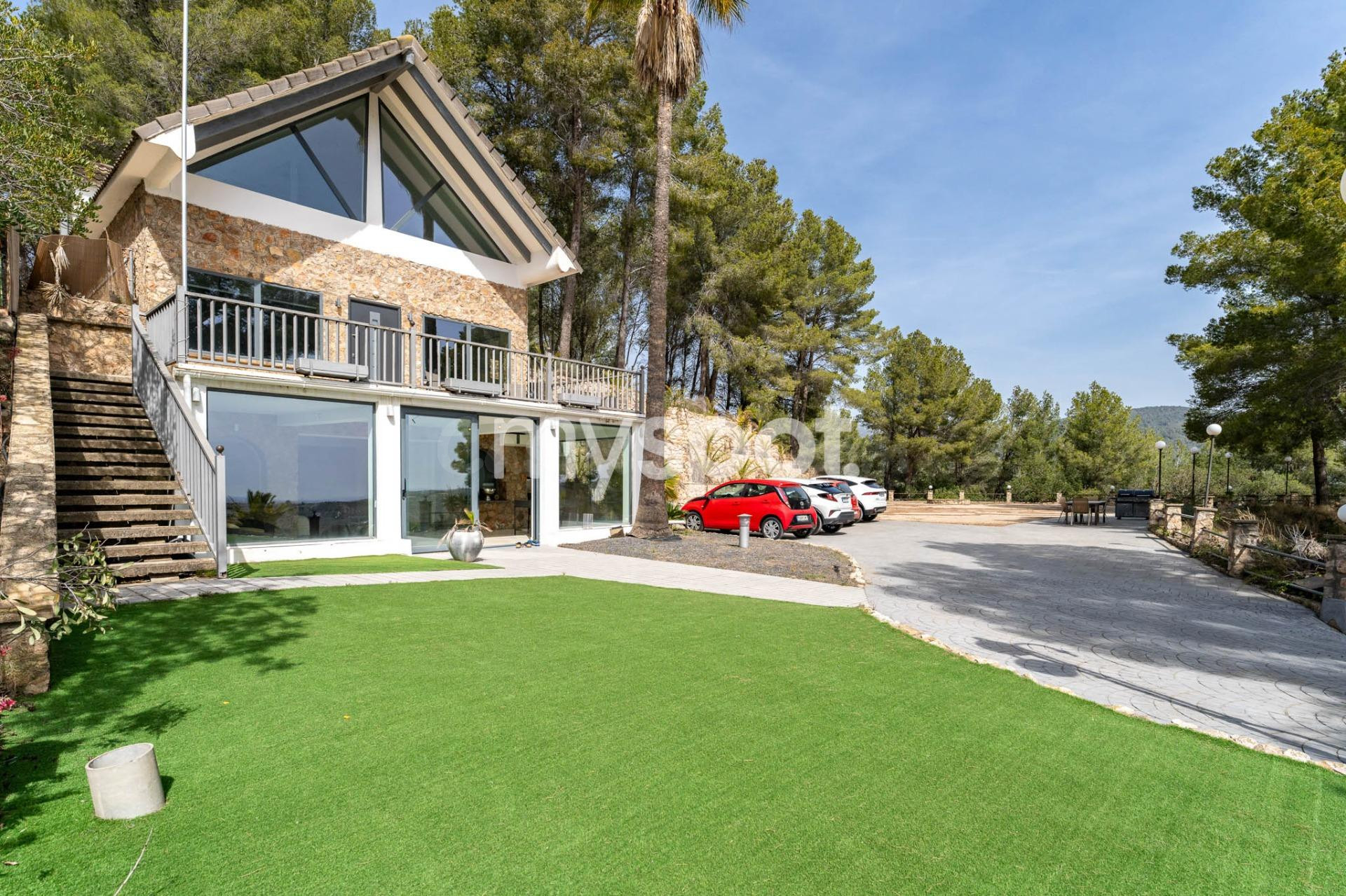 Villa mediterránea con casa de invitados con piscina y vista