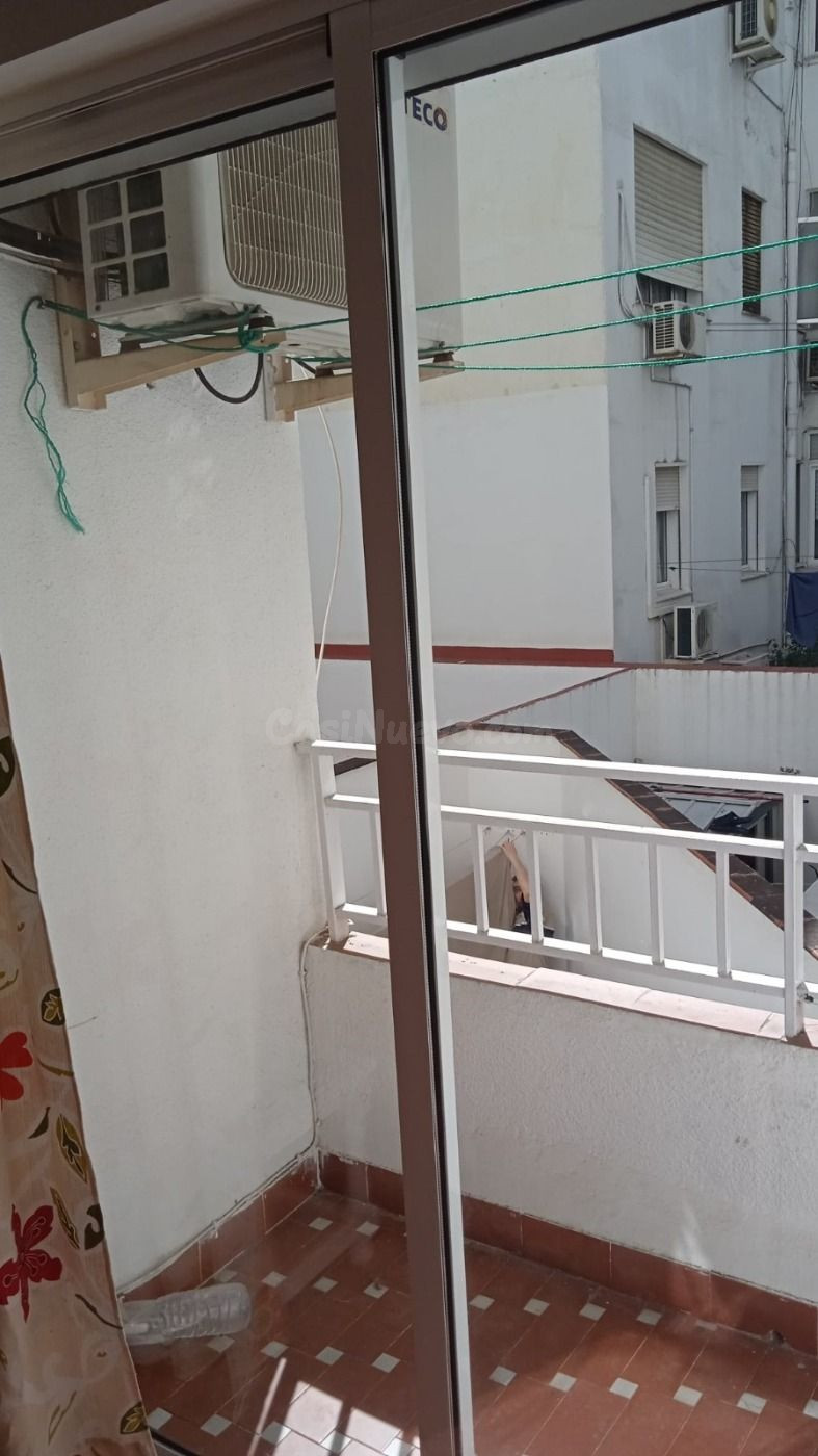 Los Remedios. Coqueto apartamento amueblado se alquila. Balcón terraza. - foto 4