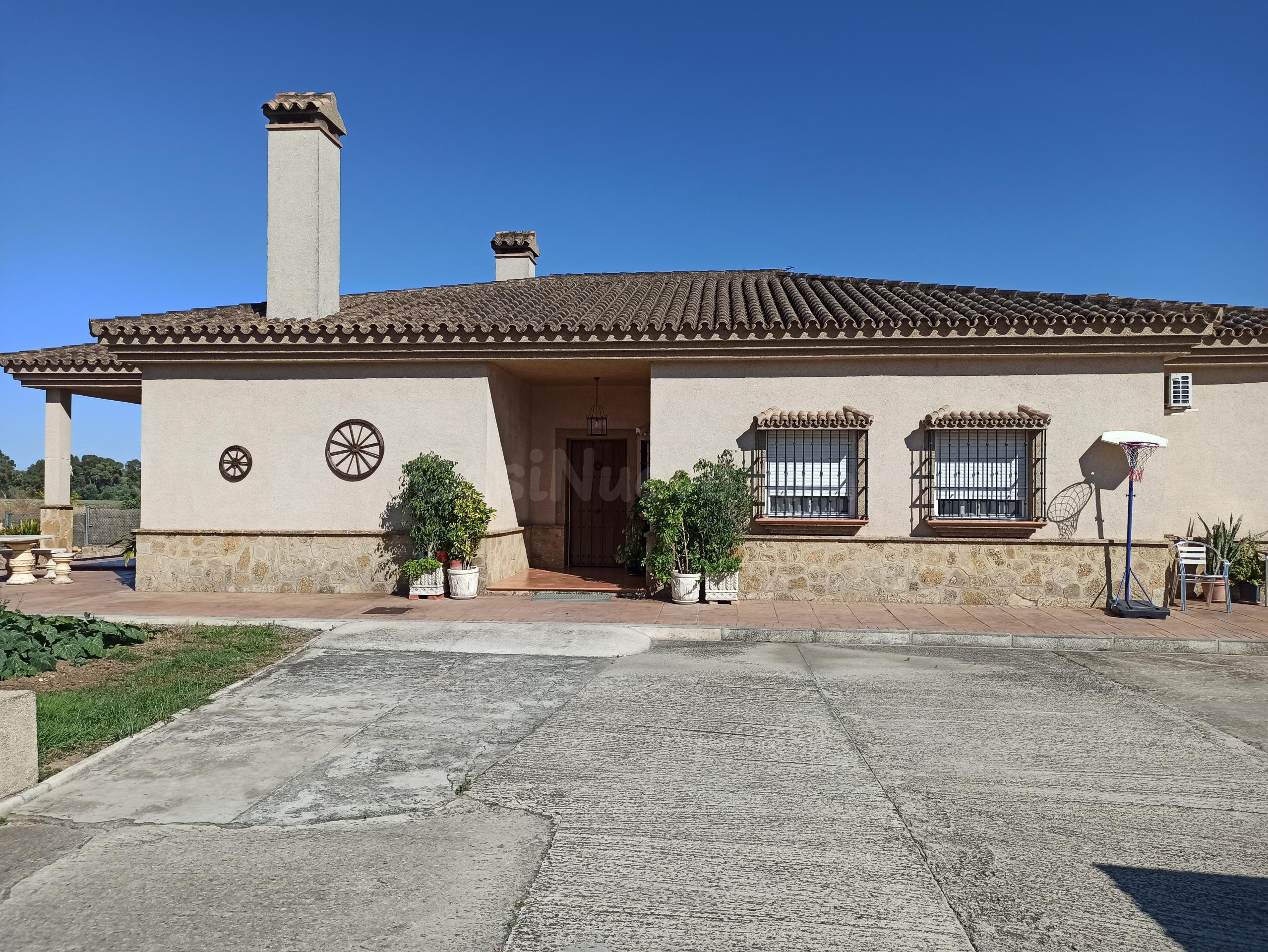 FINCA EN PEDANÍA DE JEREZ CON CASA Y NAVE