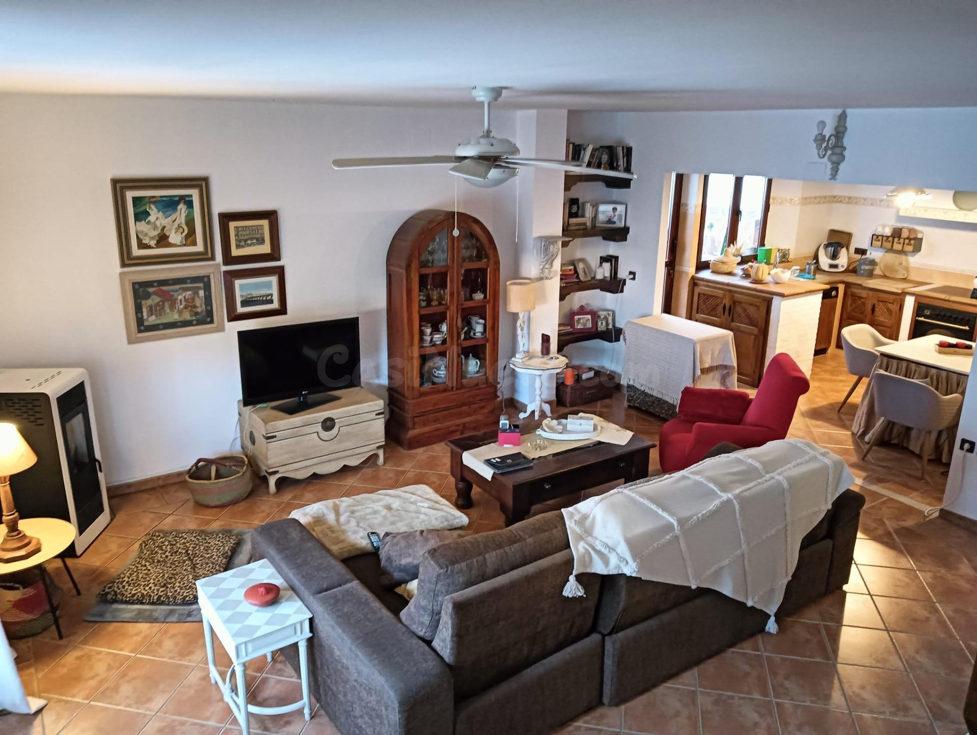 Amplia casa con buhardilla y apartamento independiente en Alcolea, a solo 10 minutos de Córdoba capital.