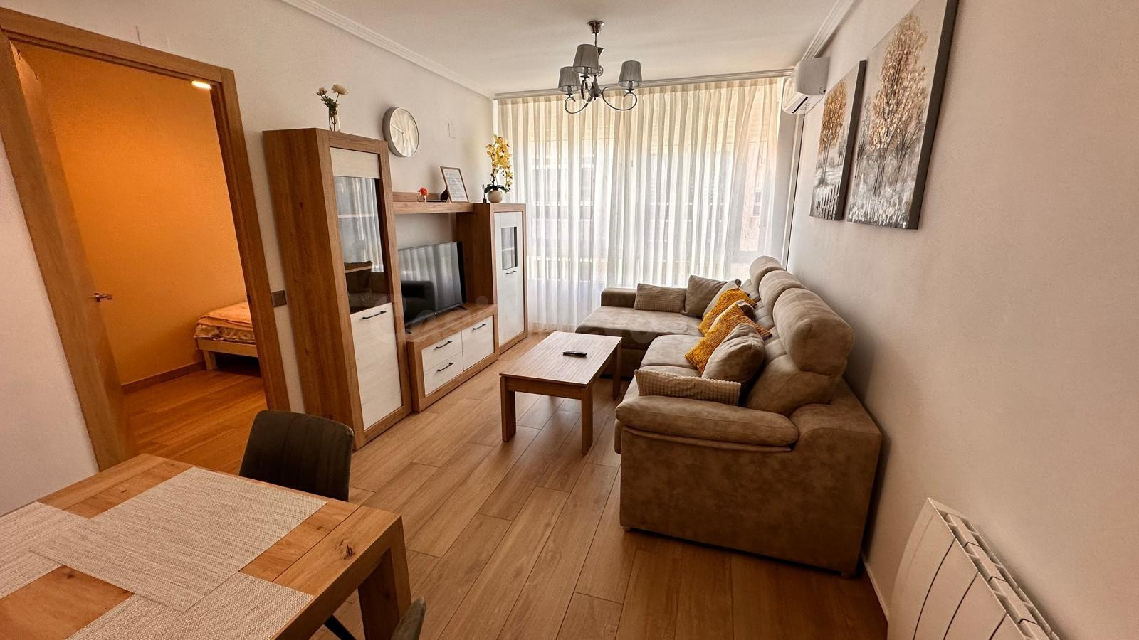 Apartamento en Centro de Torrevieja Reformado de 2 dormitori - foto 2