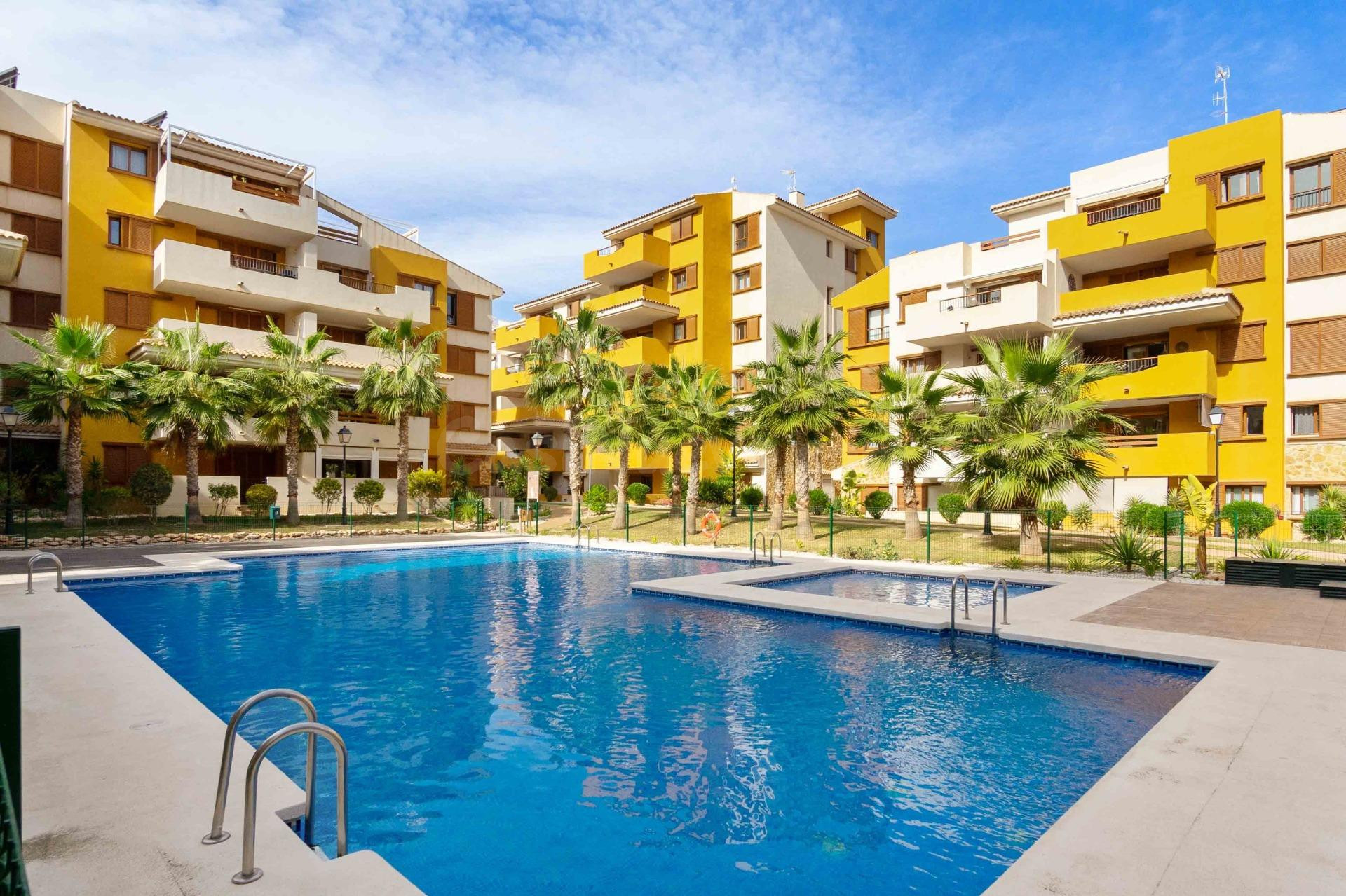 APARTAMENTO DE 3 DORM. 2 BAÑOS. EN PUNTA PRIMA (ORIHUELA COSTA) GARAJE+TRASTERO. GRAN TERRAZA.