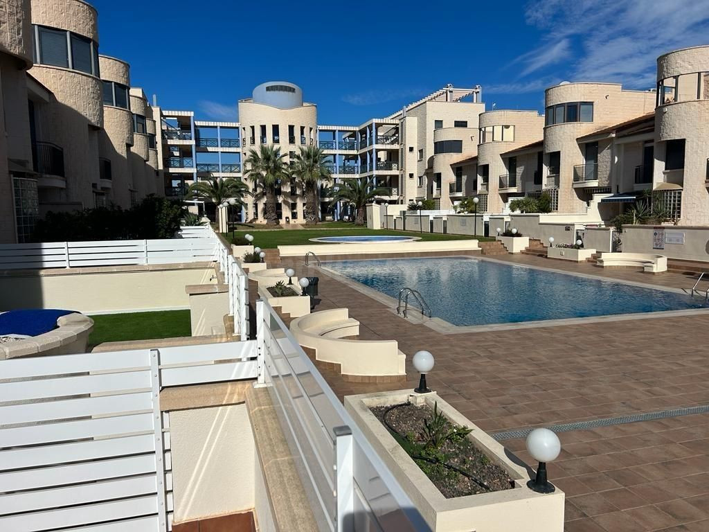 APARTAMENTO DE 4 DORMITORIOS 2 BAÑO Y 1 ASEO EN ORIHUELA COS - foto 2