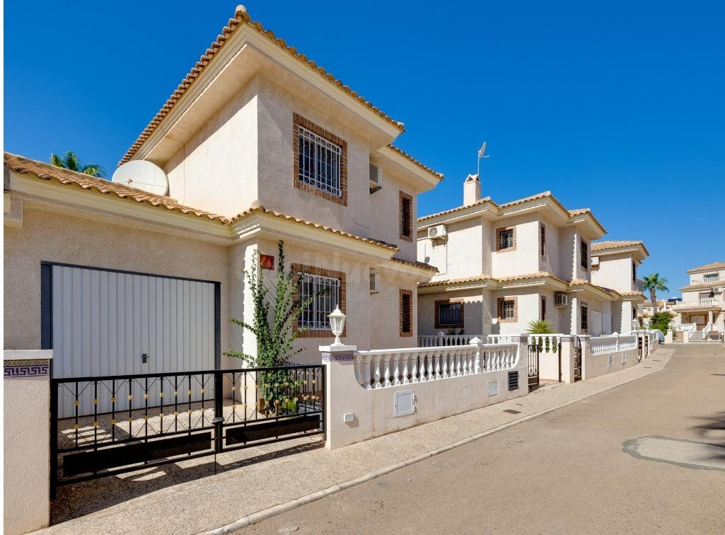 ADOSADO DE 3 DORMITORIOS 2 BAÑOS EN PLAYA FLAMENCA ( ORIHUEL - foto 2