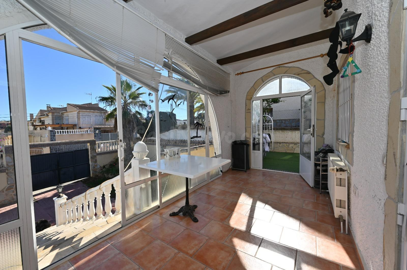 SE VENDE CHALET ADOSADO EN LOS BALCONES (ORIHUELA COSTA)