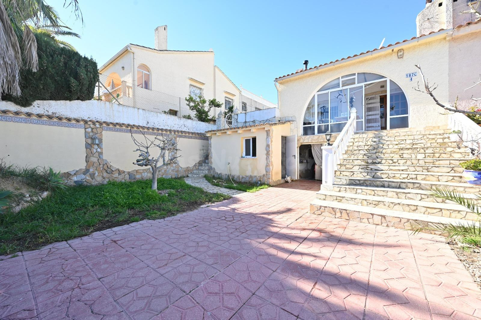 SE VENDE CHALET ADOSADO EN LOS BALCONES (ORIHUELA COSTA) - foto 2