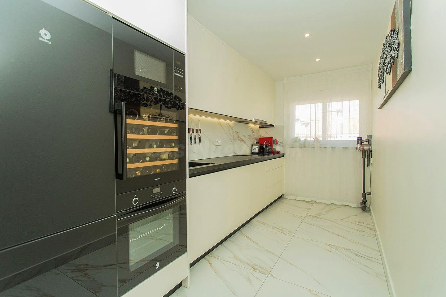 APARTAMENTO REFORMADO DE 2 DORMITORIOS Y 1 BAÑO A 200 METROS - foto 4