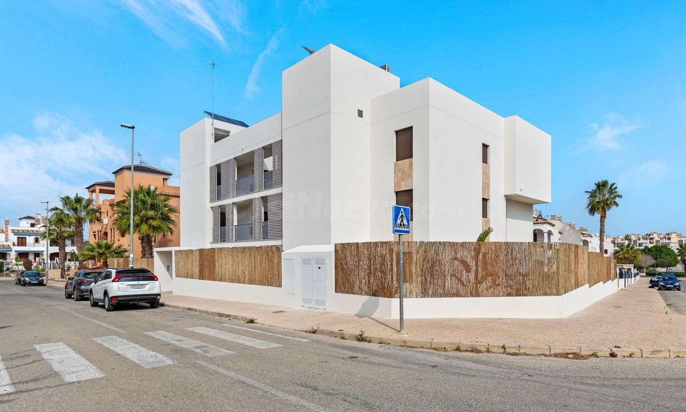 Ático de 2 dormitorios 2 baños en Orihuela Costa a Estrenar  - foto 2