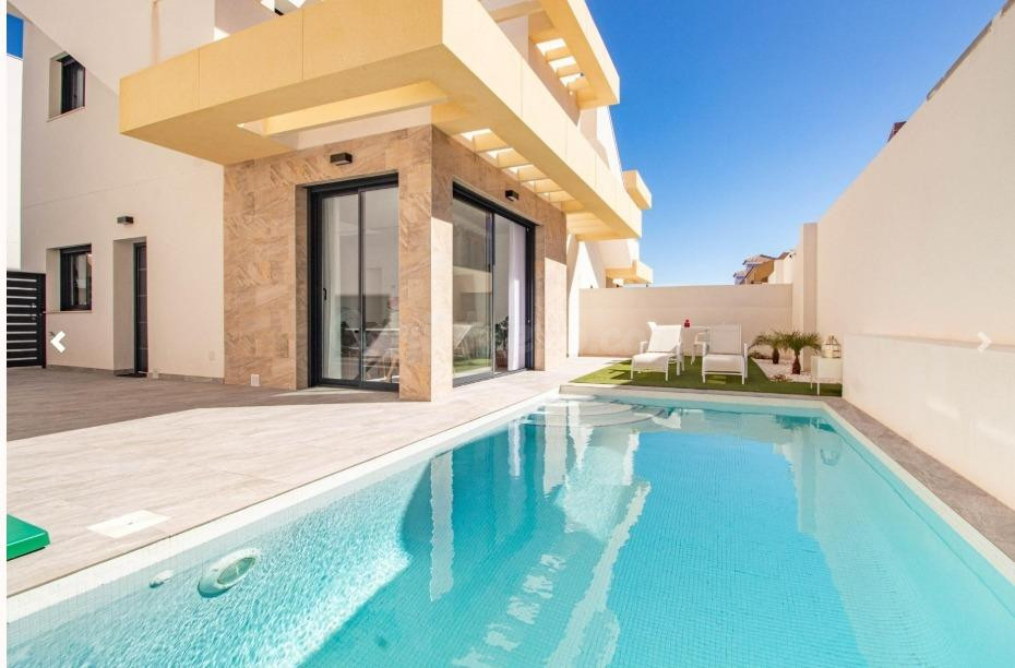 VILLA DE 3 DORMITORIOS Y 2 BAÑOS EN LOS MONTESINOS (ALICANTE - foto 3