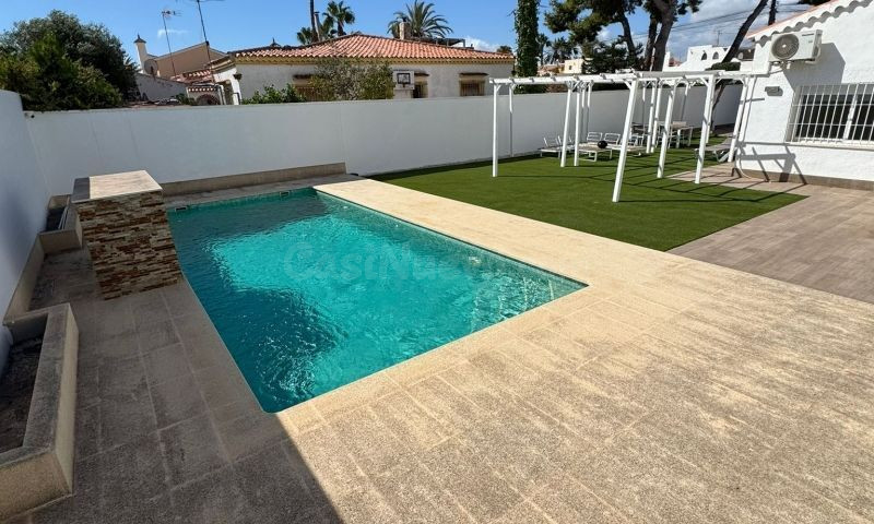 Chalet Adosado en La Torreta con Piscina Privada y Amplia Parcela en Torrevieja