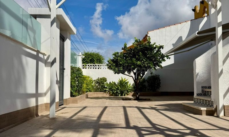 Chalet Adosado en La Torreta con Piscina Privada y Amplia Pa - foto 2