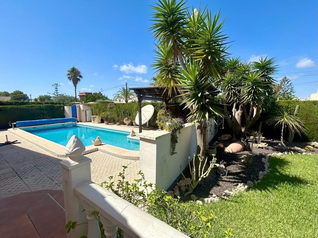 Chalet independiente en Orihuela costa ¡Descubre tu nuevo hogar en Cabo Roig! 🏡✨