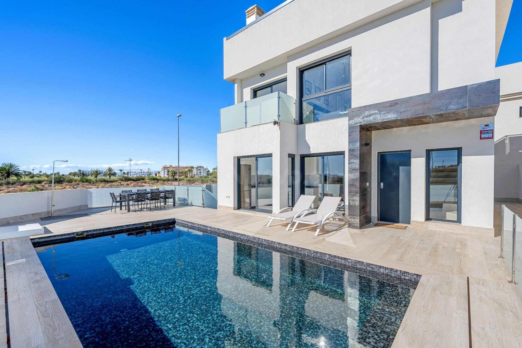 VILLA DE 4 DORMITORIOS Y 3 BAÑOS EN LOS ALCAZARES (ALICANTE) - foto 2