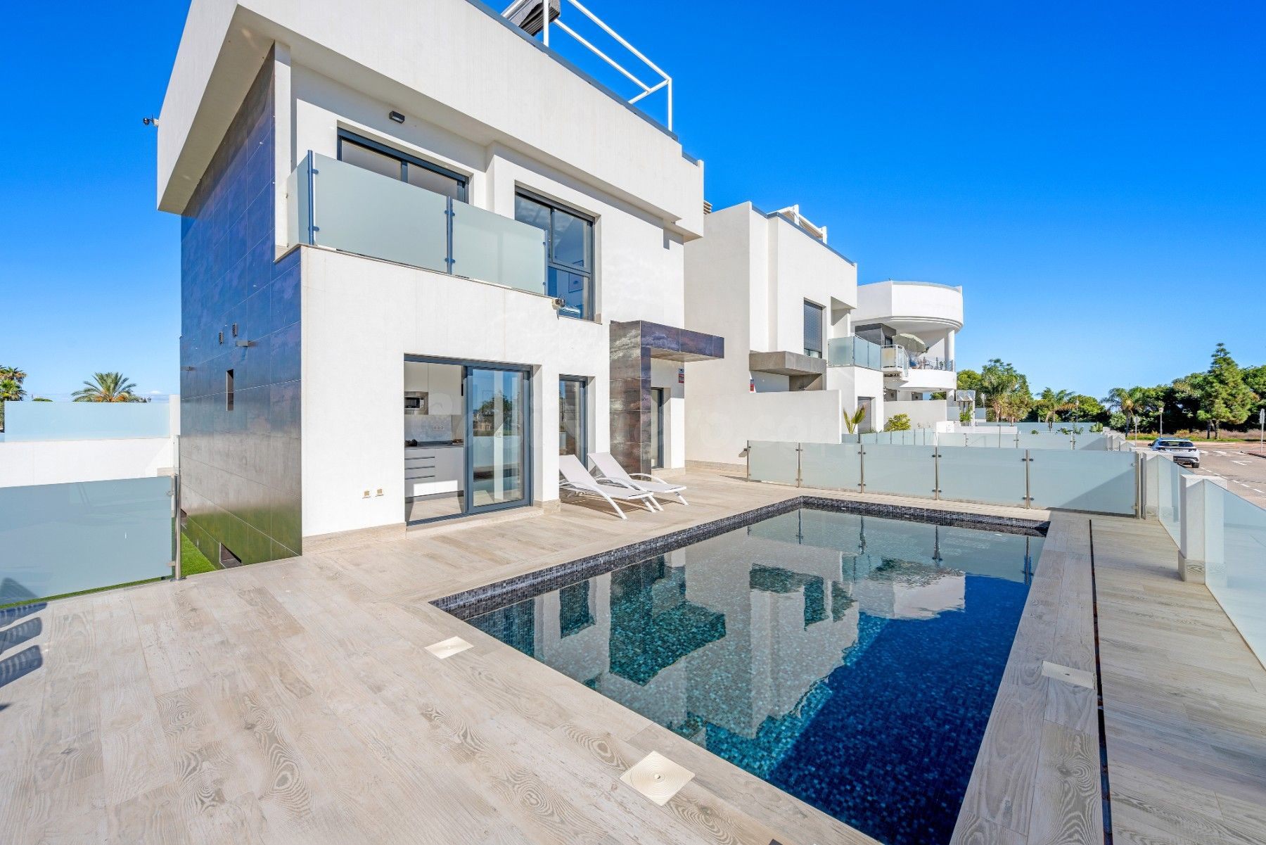 VILLA DE 4 DORMITORIOS Y 3 BAÑOS EN LOS ALCAZARES (ALICANTE) - foto 4