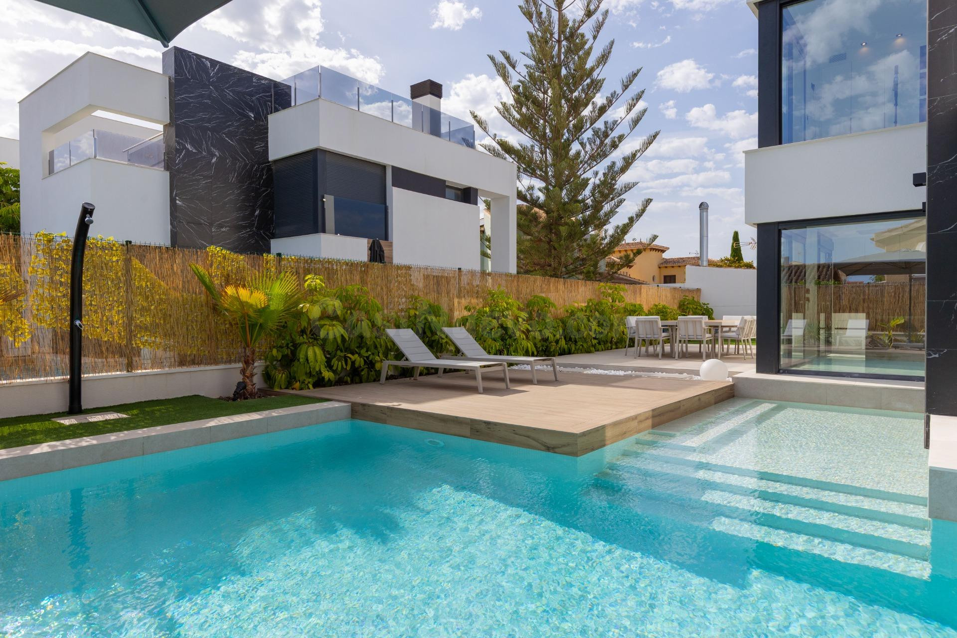VILLA DE 3 DORMITORIOS Y 3 BAÑOS EN TORREVIEJA (ZONA TORRETA FLORIDA)