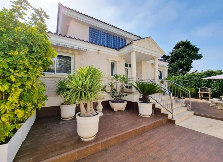 Villa independiente de 5 dormitorios 4 baños en Torrevieja ( La Mata )