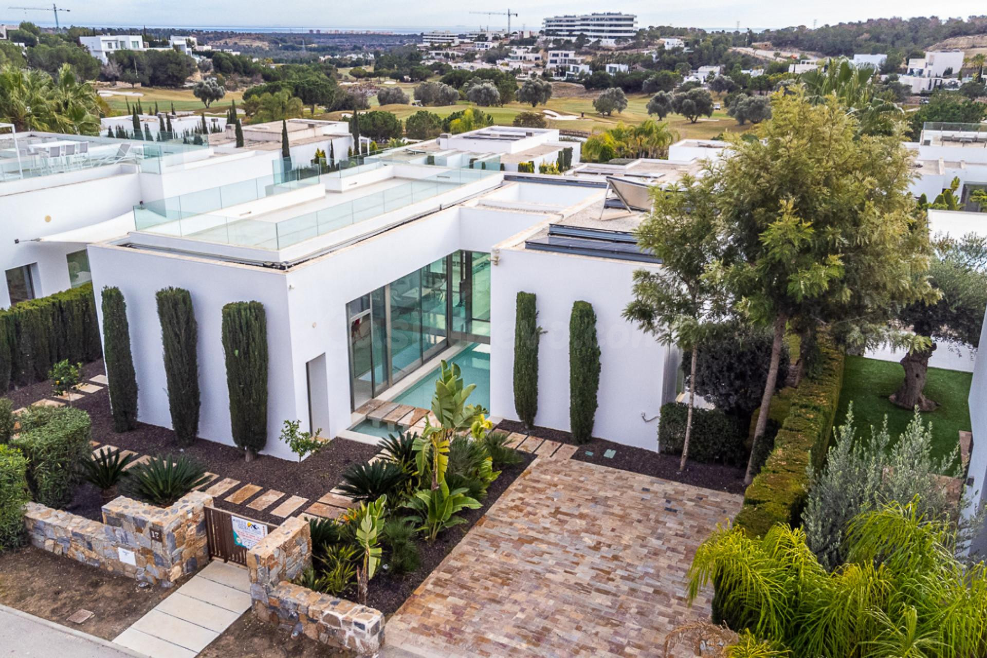 VILLA DE LUJO DE 4 DORMITORIOS Y 2 BAÑOS EN COLINAS GOLF (OR - foto 5