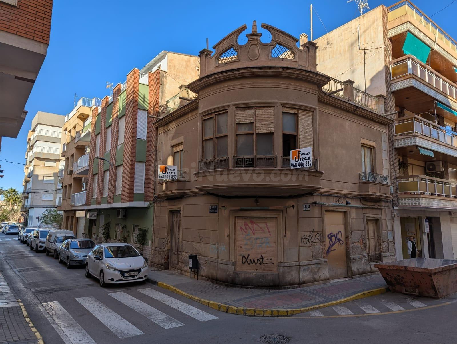 Amplia casa céntrico para restaurar, a escasos metros de la 