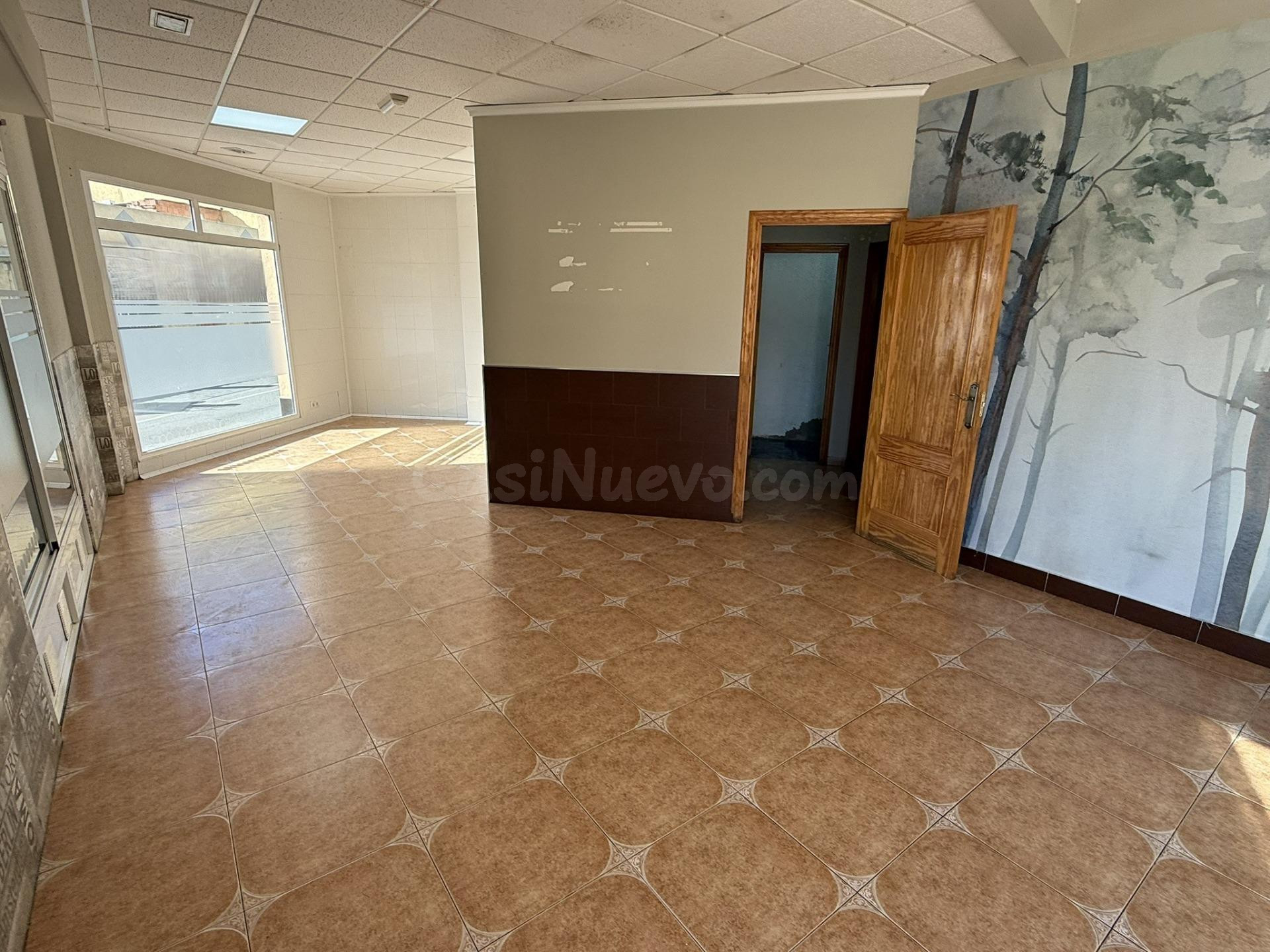 ¡Oportunidad Única en Águilas! Local Comercial Reformado 🌟 - foto 2