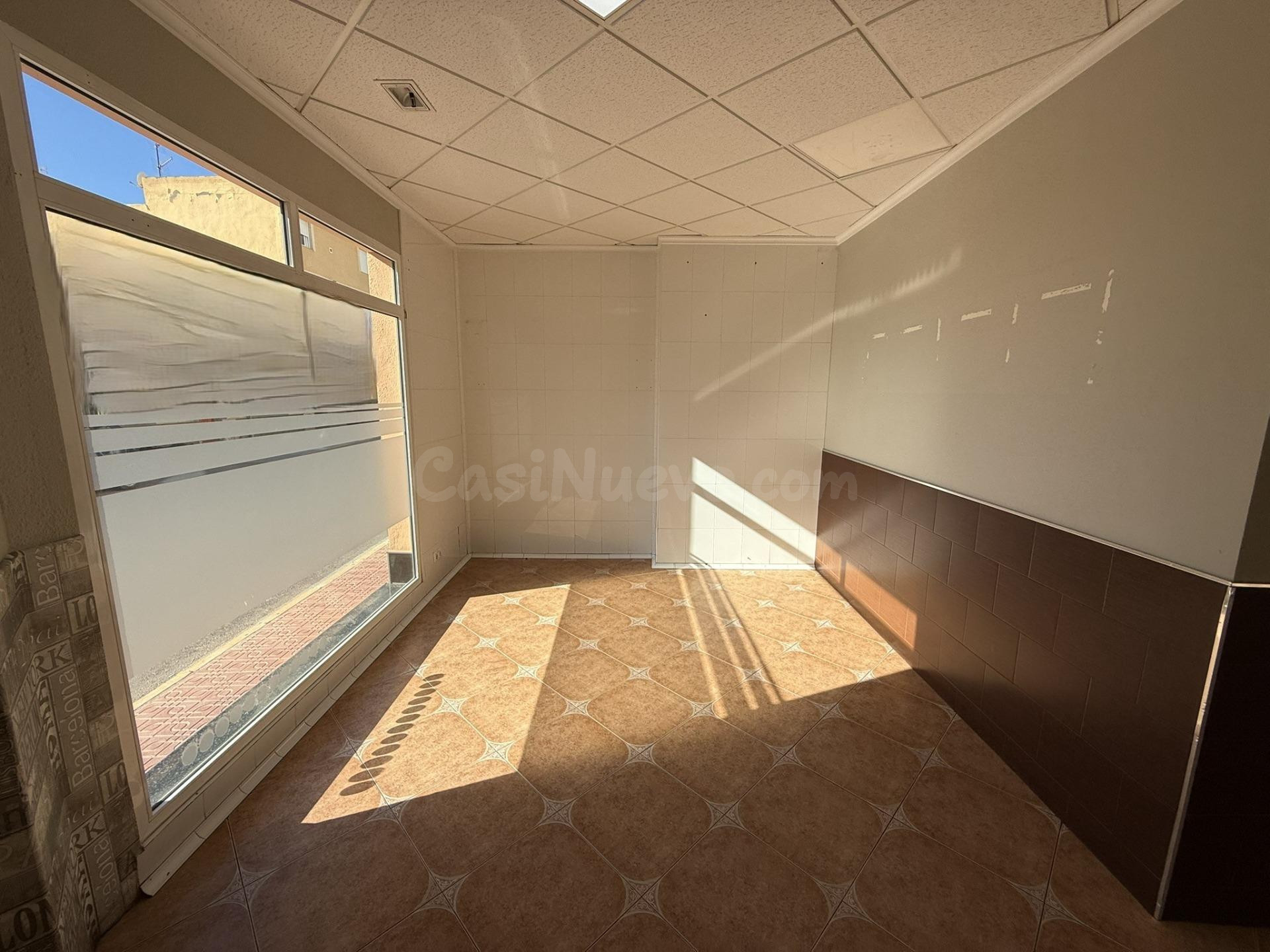 ¡Oportunidad Única en Águilas! Local Comercial Reformado 🌟 - foto 3