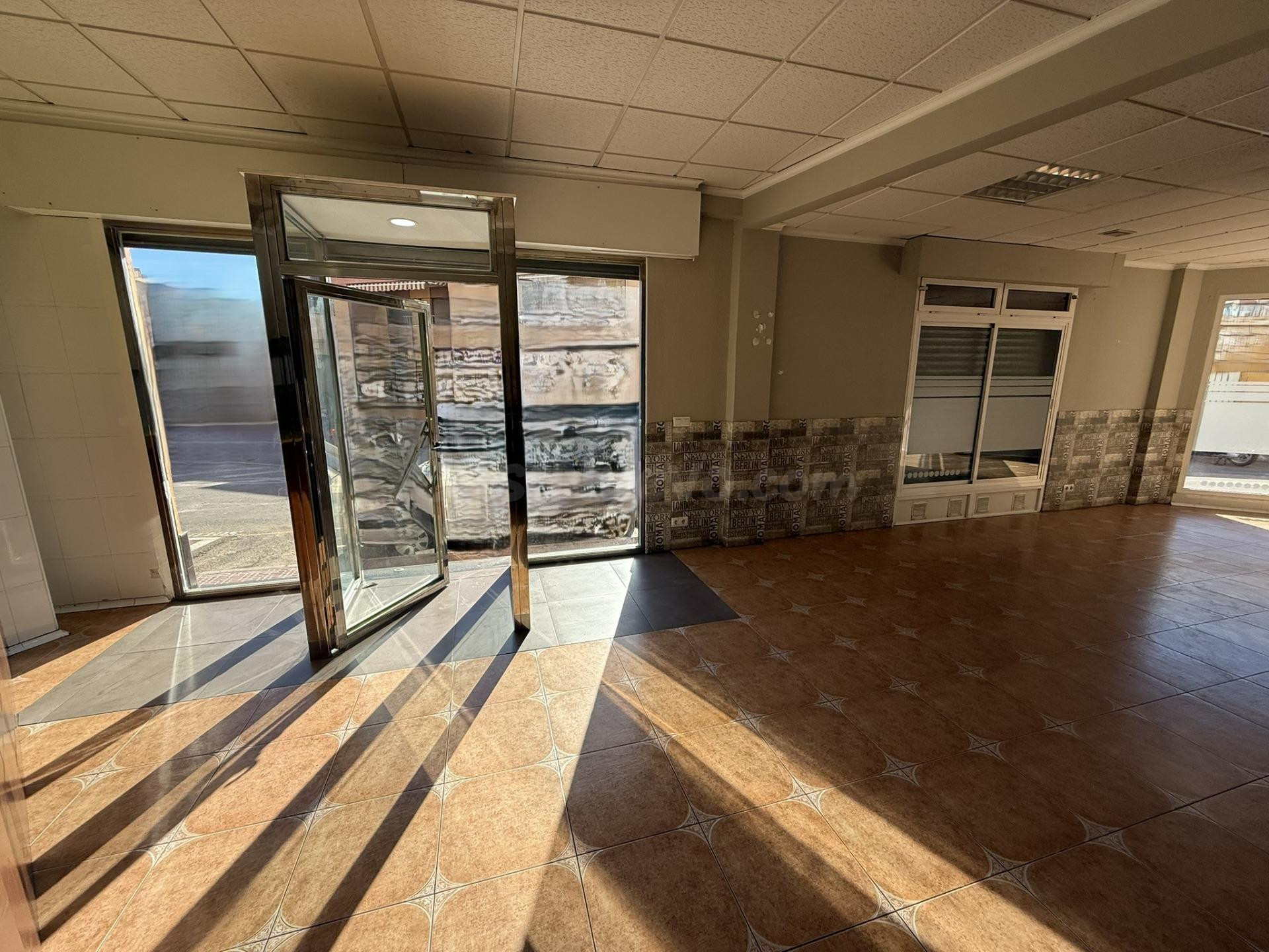 ¡Oportunidad Única en Águilas! Local Comercial Reformado 🌟 - foto 5
