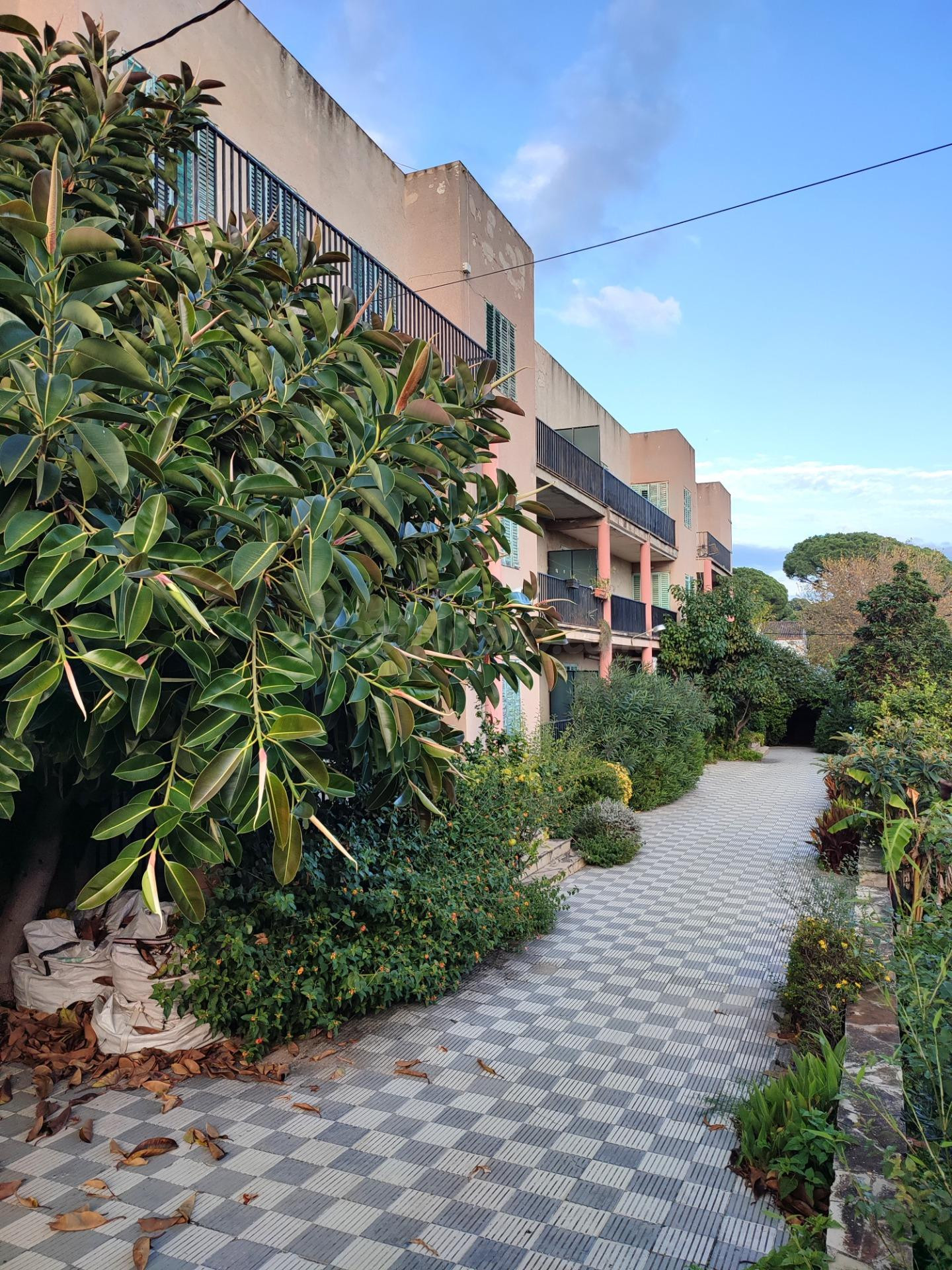 Se vende finca con doze apartamentos a 80 metros de la playa
