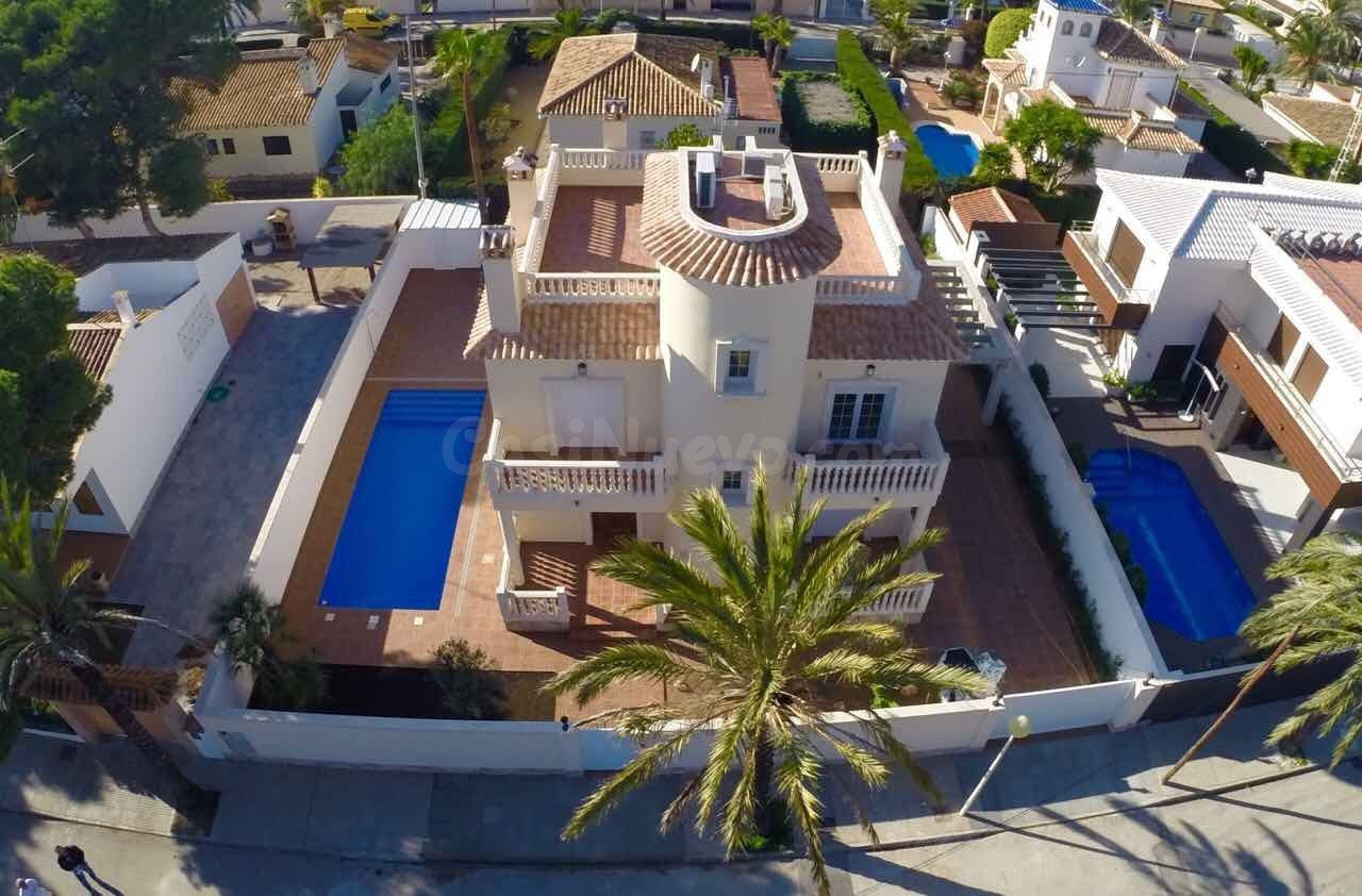 Stunning four beds Villa, as New, three hundred meters to the Cabo Roig Beach.