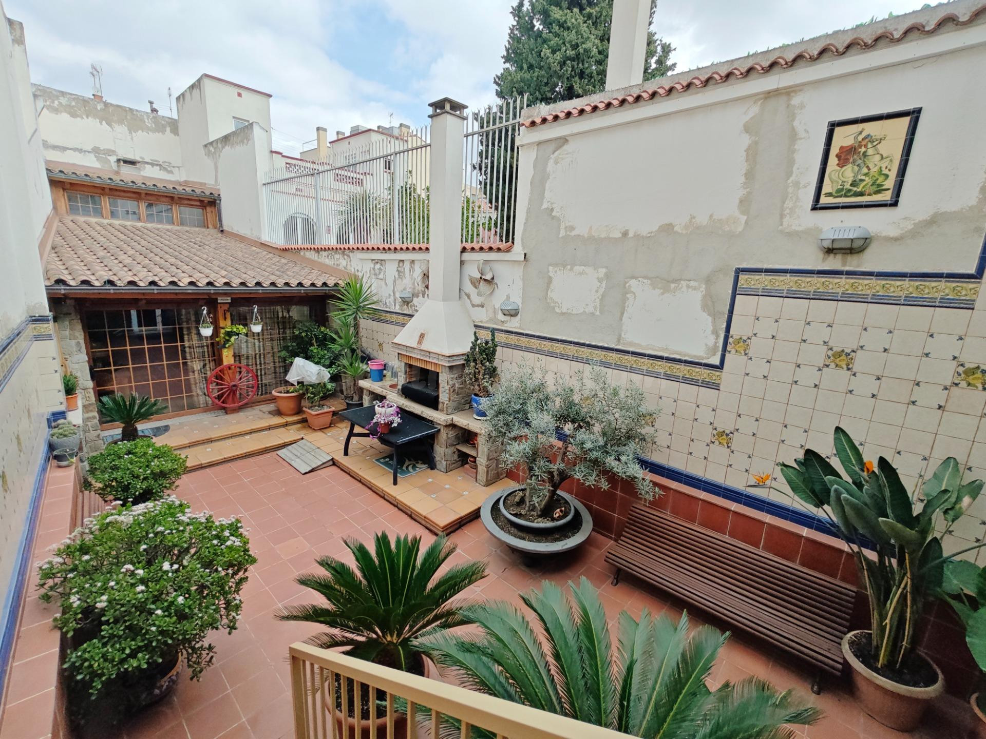 ESPECTACULAR CÉNTRICA CASA DE 6 habitaciones CON JARDÍN