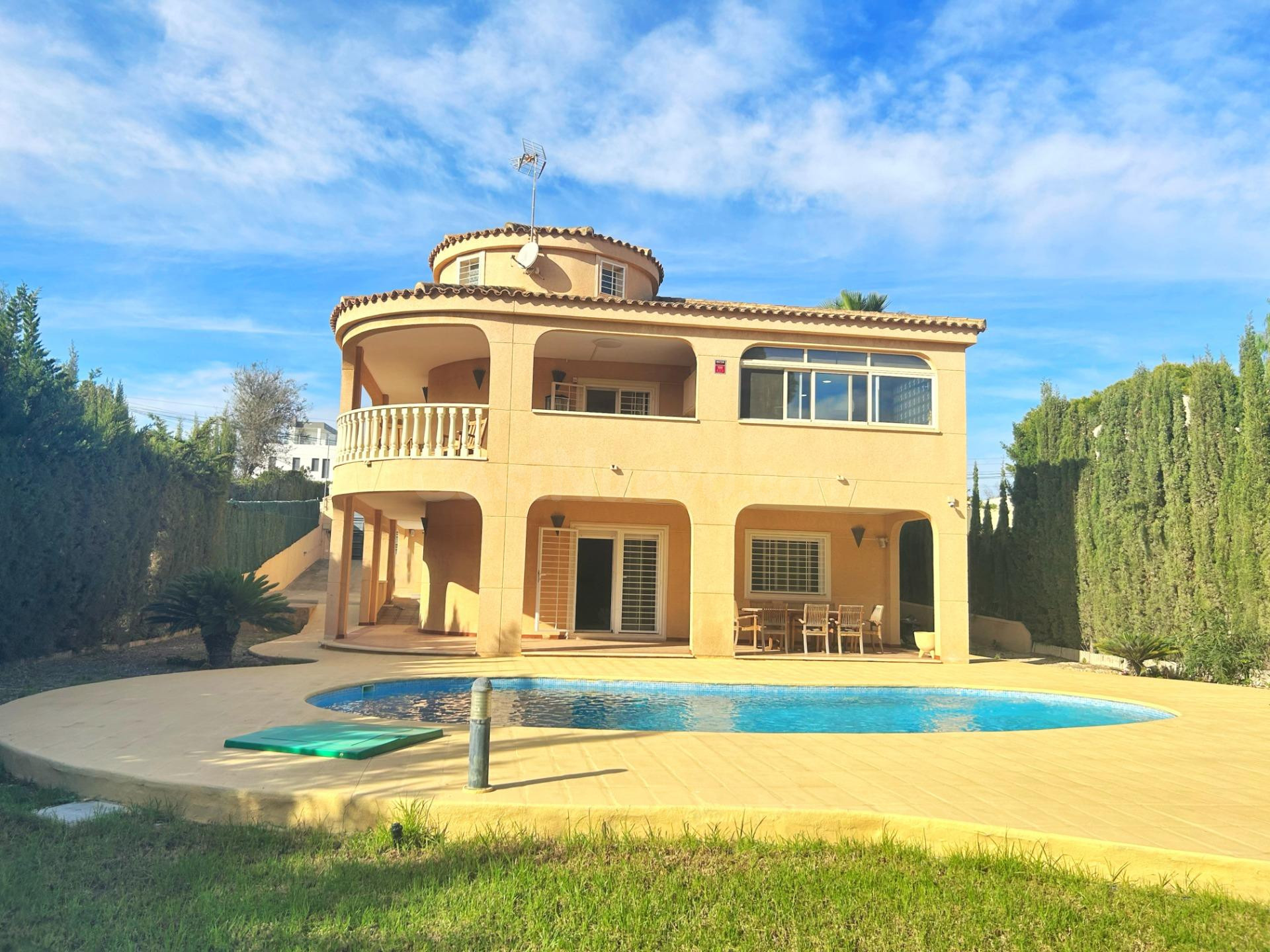 Villa exclusiva con piscina en Los Balcones