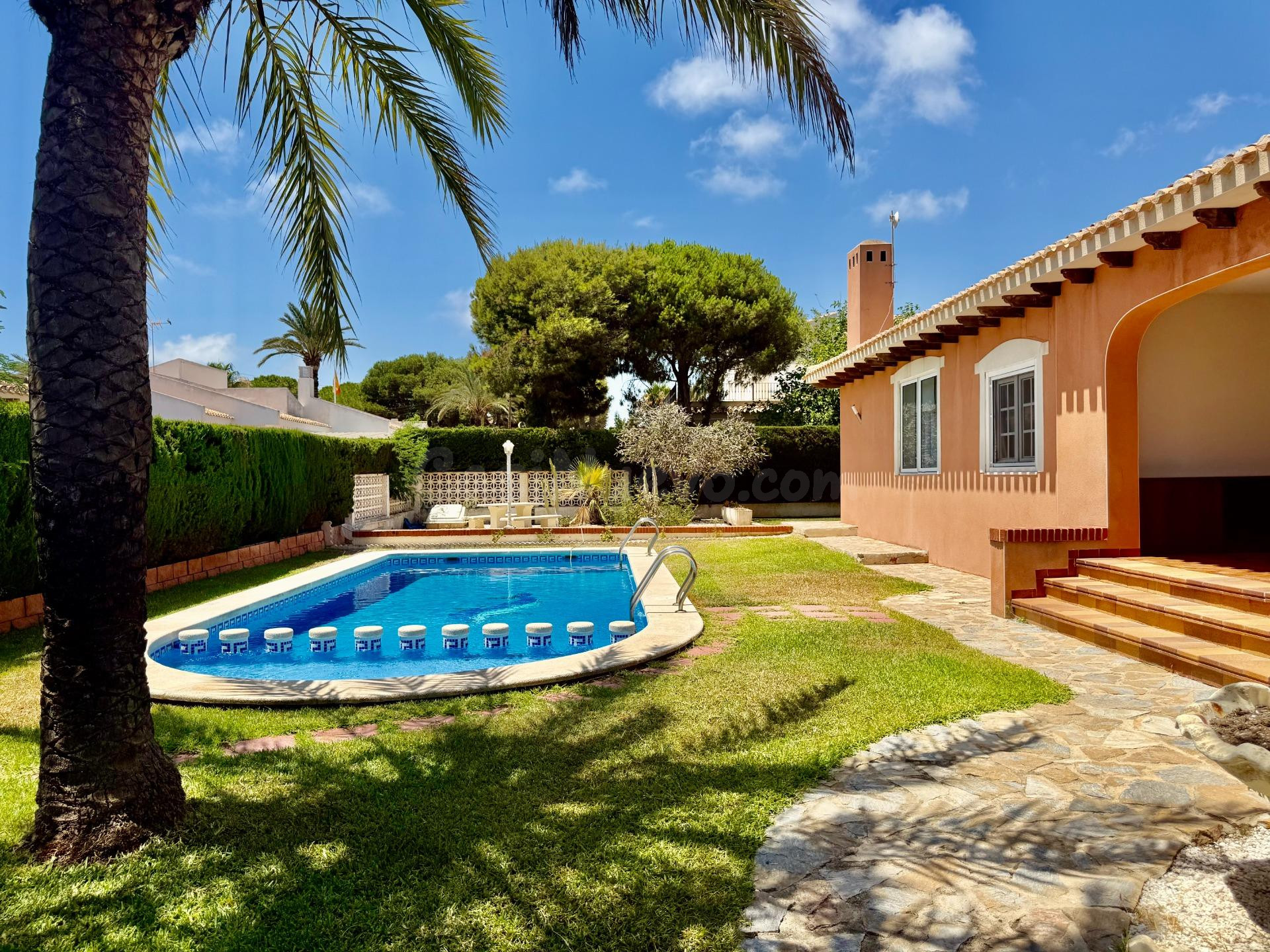 Encantadora Villa en la Exclusiva Zona de Cabo Roig