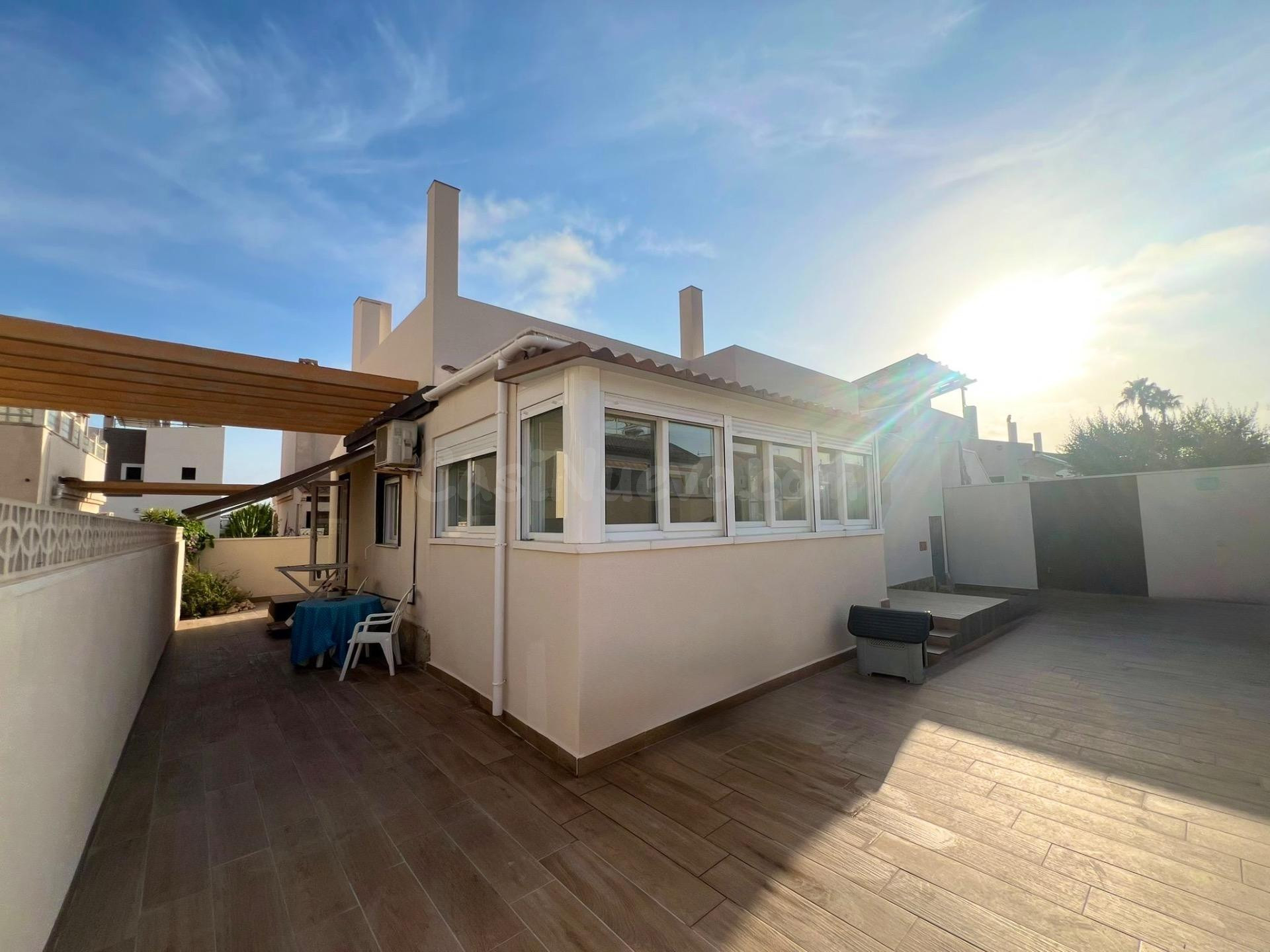 Villa adosada con impresionantes vistas al mar y amplia terraza orientada al sur