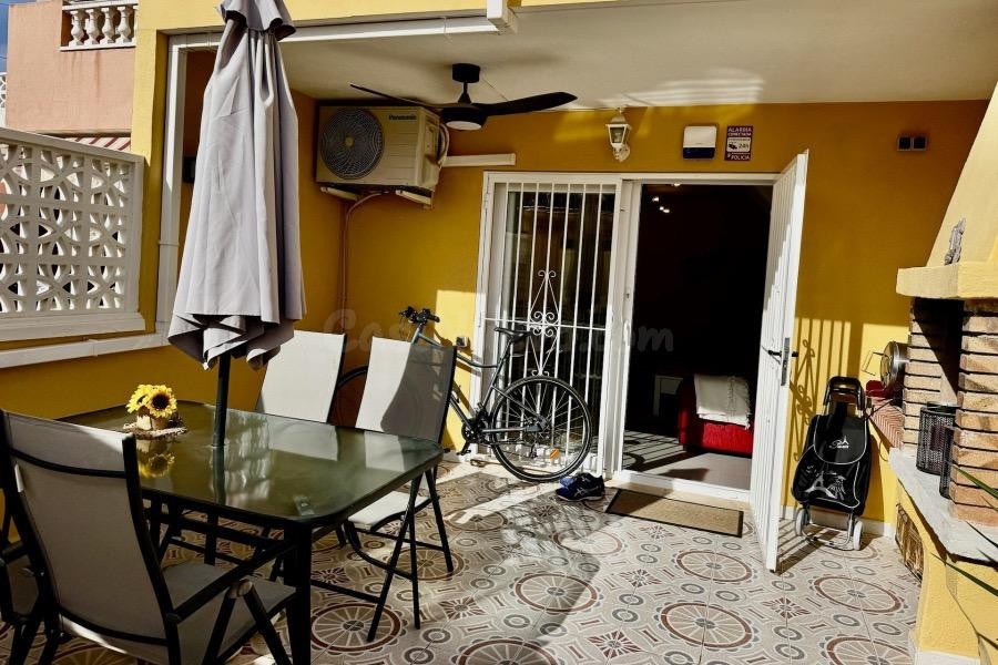 Adosado completamente renovado y orientado al sur – ¡listo para entrar a vivir!