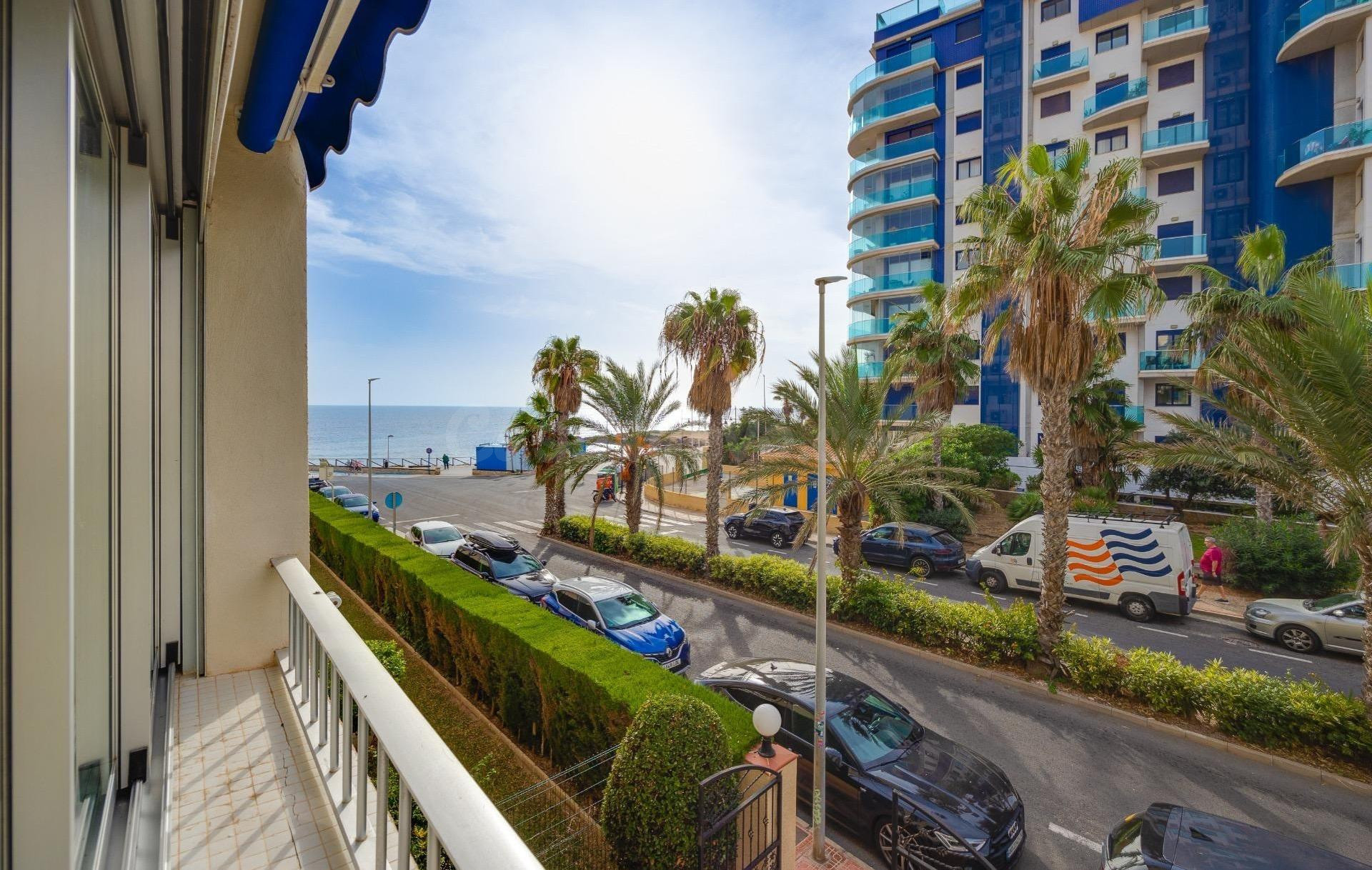 Encantador apartamento de dos dormitorios con vistas al mar y garaje privado en Punta Prima