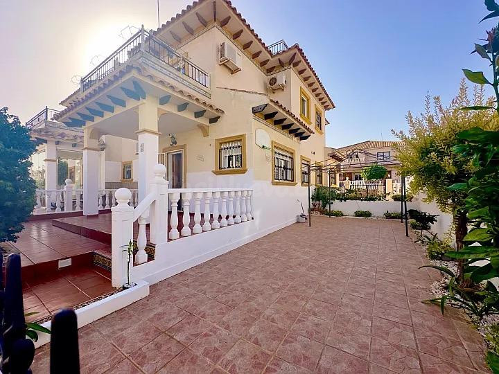 Acogedora casa adosada en venta en La Regia