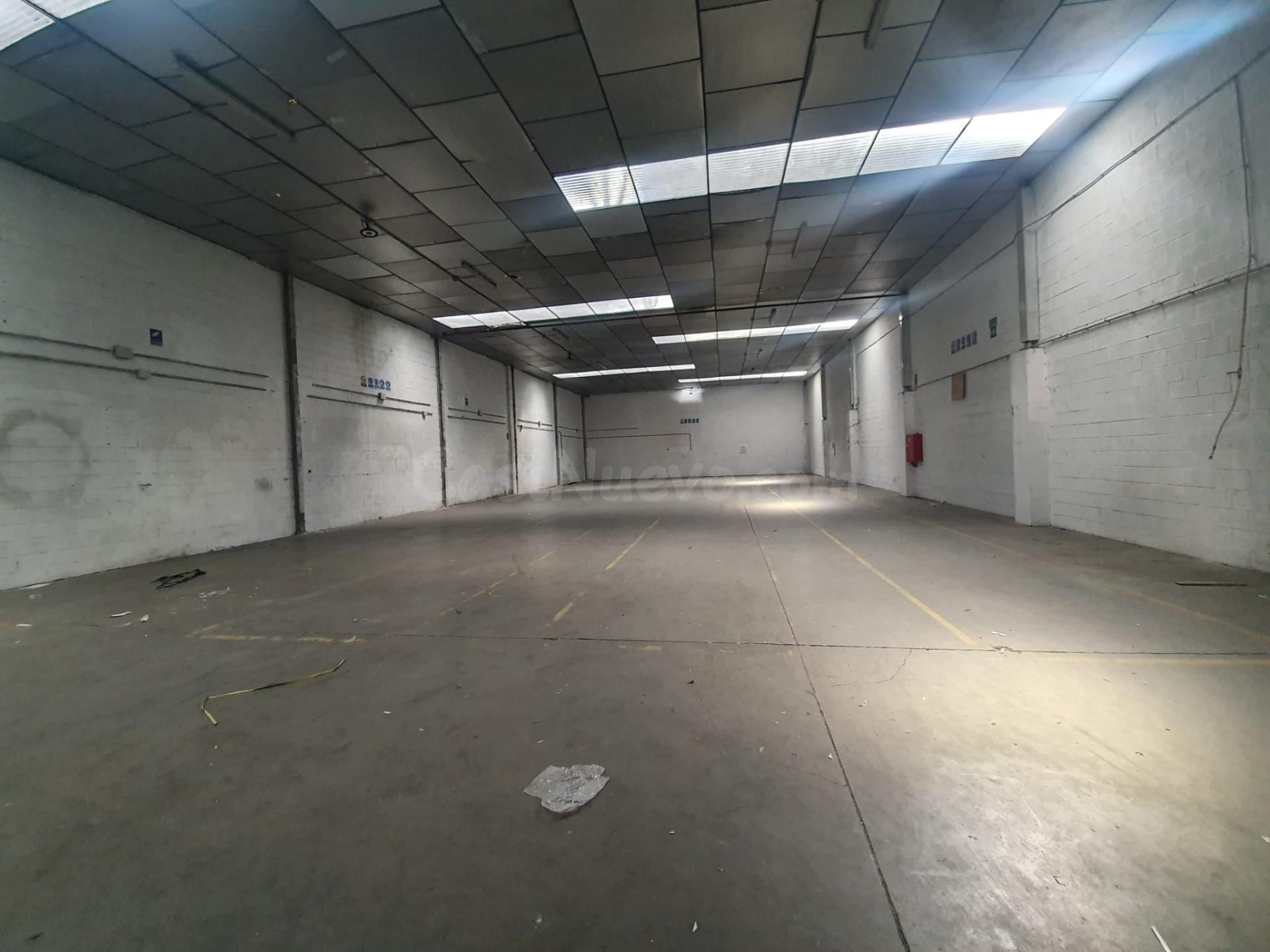 NAVE DE 1300 M2 CON MUELLE
