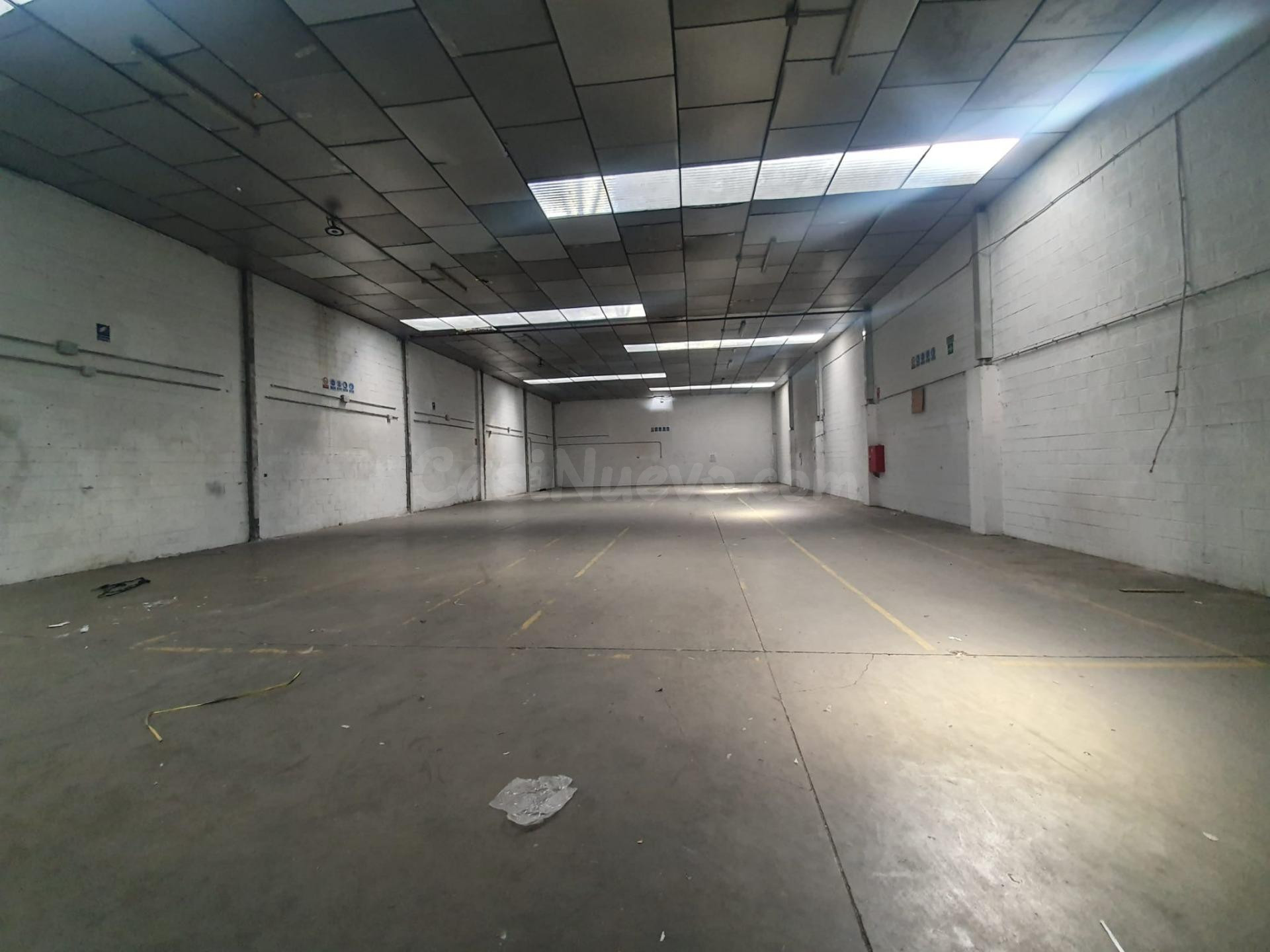NAVE DE 1300 M2 CON MUELLE - foto 3