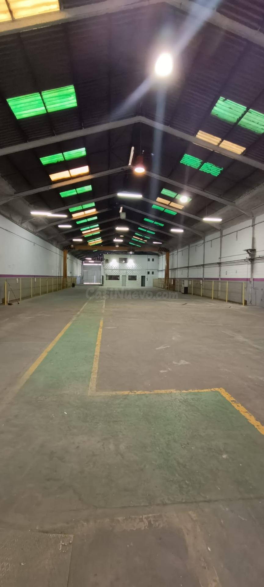 NAVE CON PUENTE GRÚA JUNTO A LA A-92