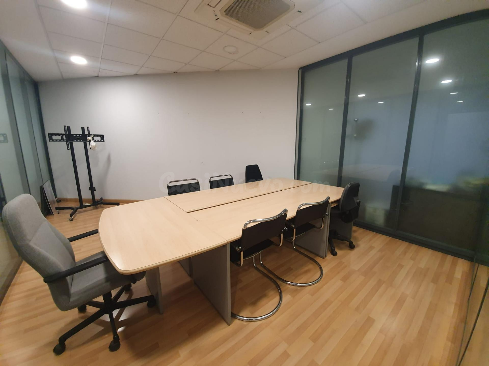 ESTUPENDO EDIFICIO CON ALMACÉN Y OFICINAS EN POLÍGONO COMERCIAL - foto 2